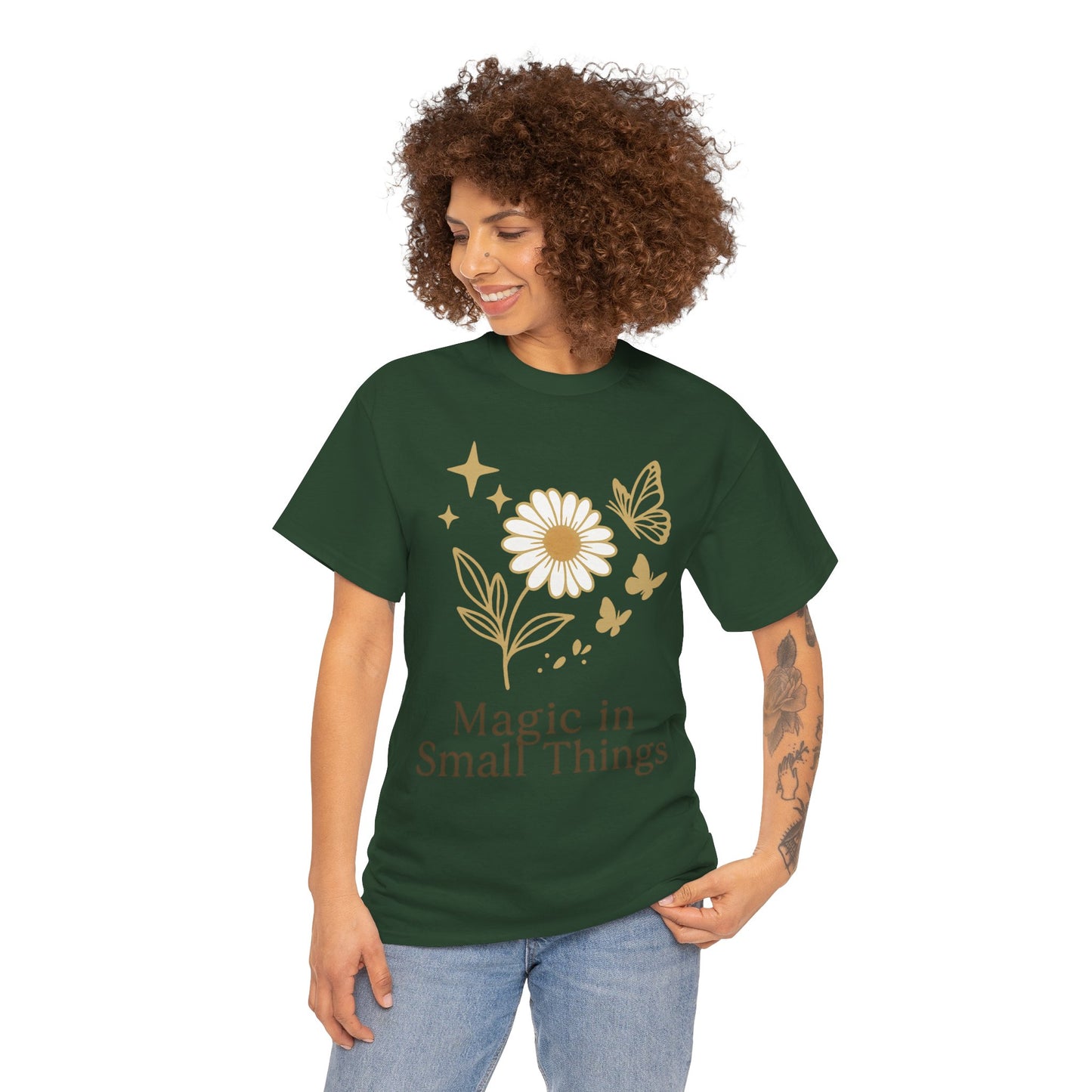 Magic in Small Things” – Gildan 5000 Heavy Cotton T-Shirt mit floralem Design