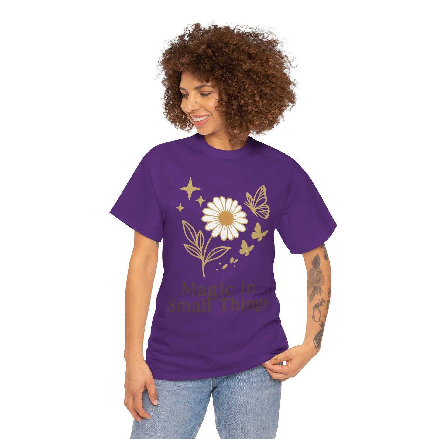 Magic in Small Things” – Gildan 5000 Heavy Cotton T-Shirt mit floralem Design