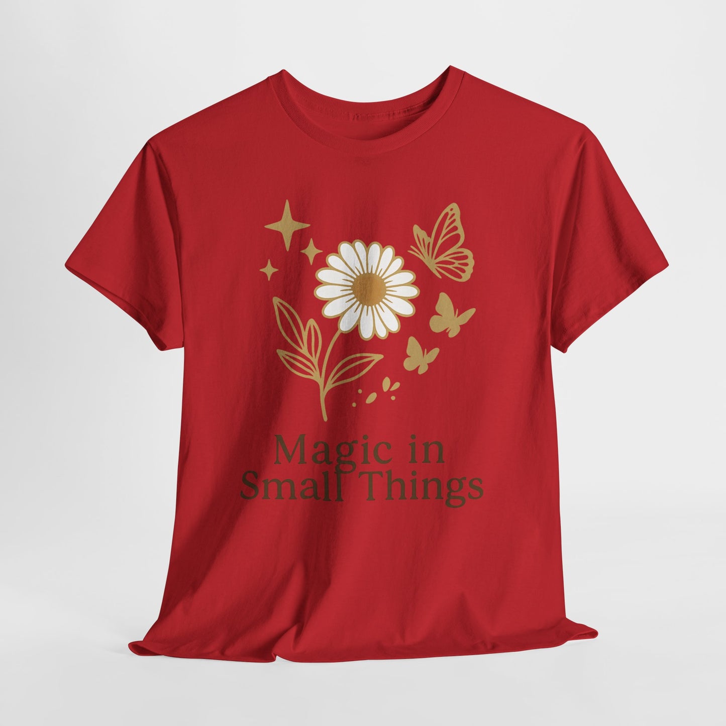 Magic in Small Things” – Gildan 5000 Heavy Cotton T-Shirt mit floralem Design