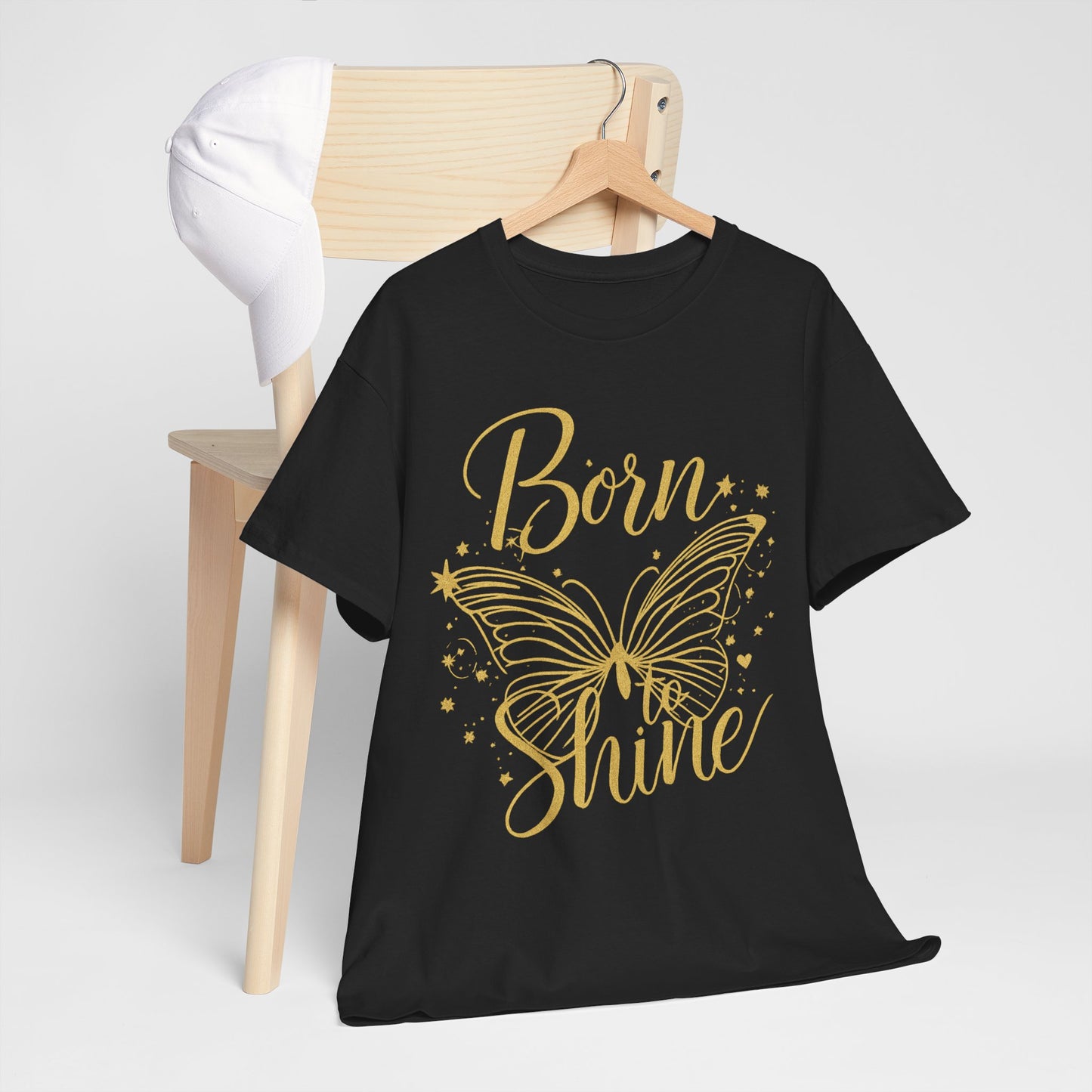„Born to Shine“ T-Shirt – Damen Shirt mit goldfarbenem Schmetterling & handgeschriebenem Schriftzug