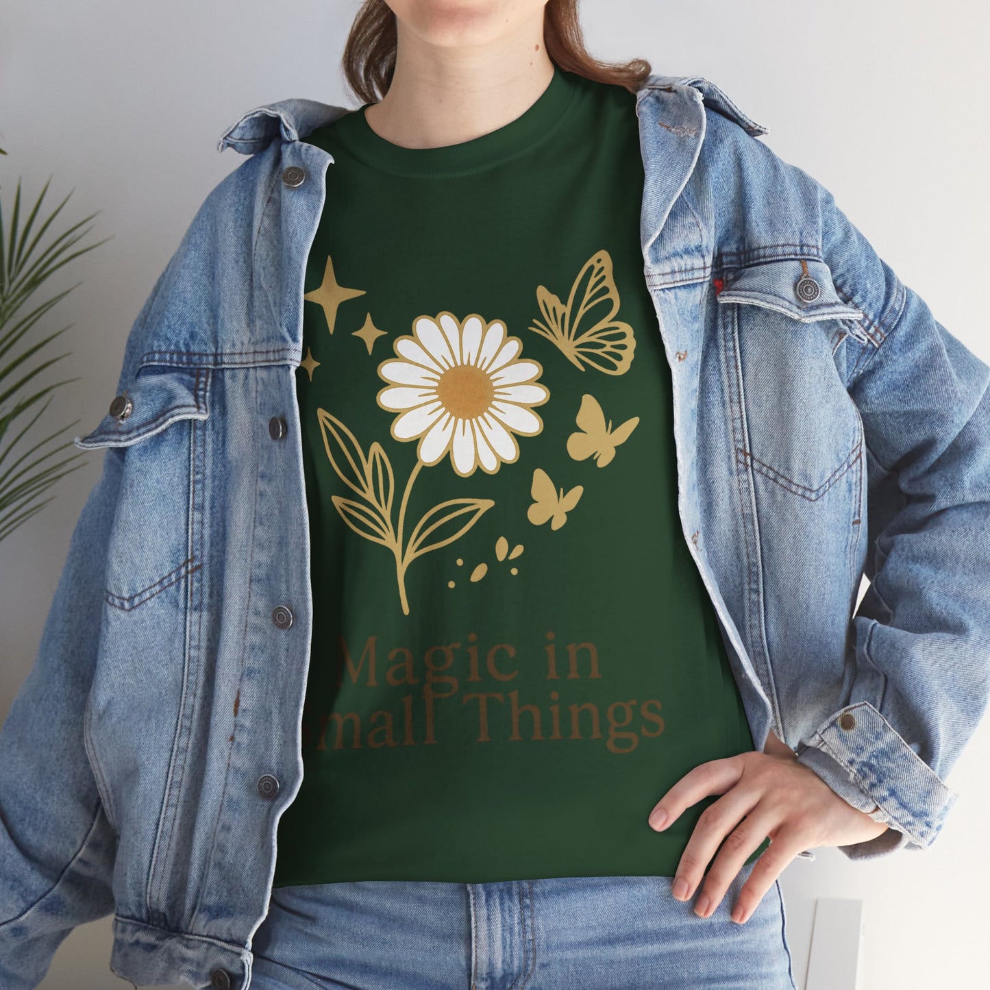 Magic in Small Things” – Gildan 5000 Heavy Cotton T-Shirt mit floralem Design