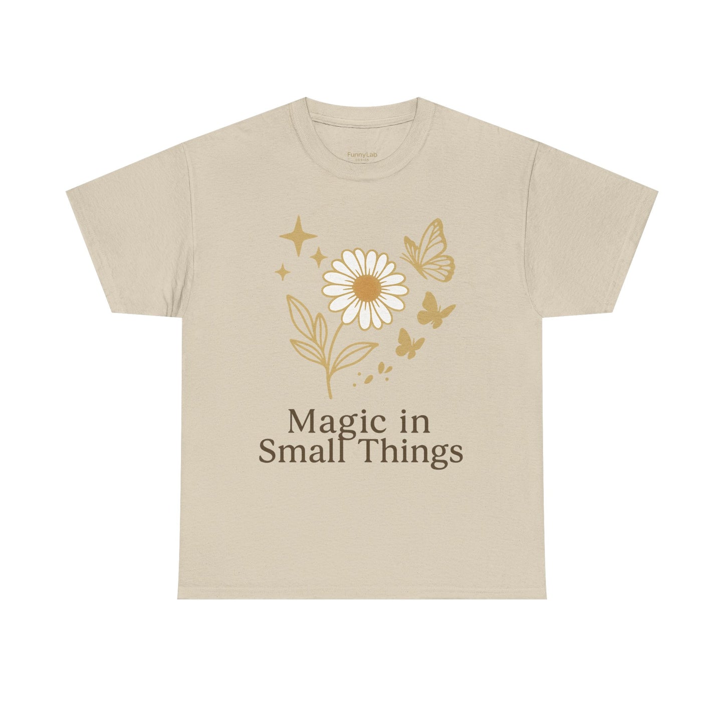 Magic in Small Things” – Gildan 5000 Heavy Cotton T-Shirt mit floralem Design