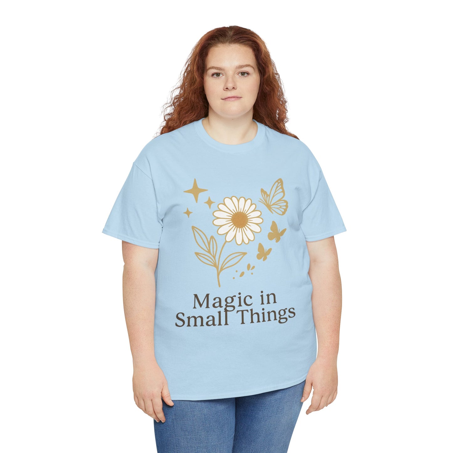 Magic in Small Things” – Gildan 5000 Heavy Cotton T-Shirt mit floralem Design