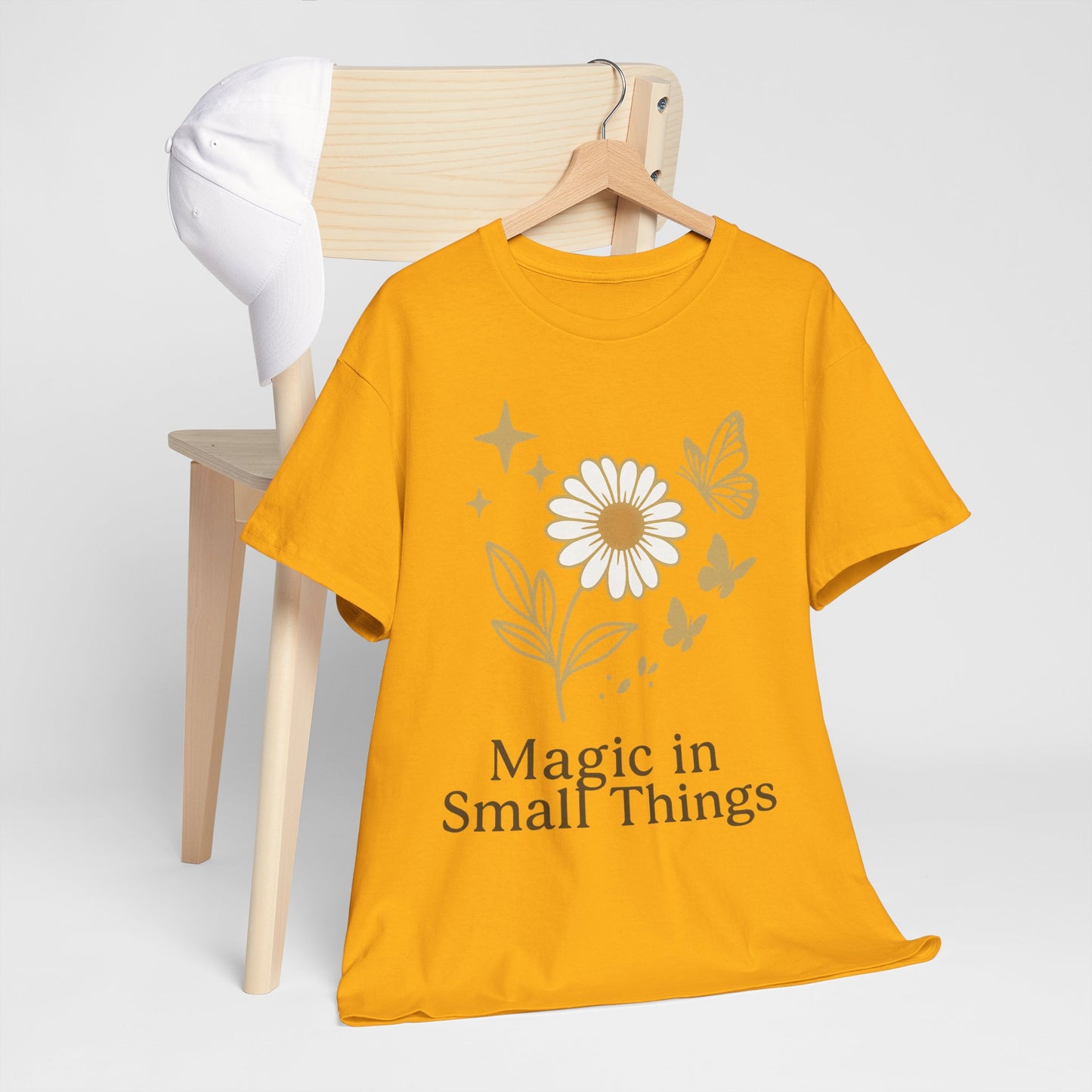 Magic in Small Things” – Gildan 5000 Heavy Cotton T-Shirt mit floralem Design