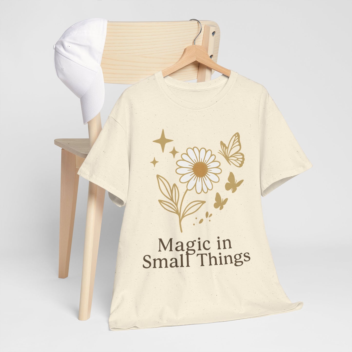 Magic in Small Things” – Gildan 5000 Heavy Cotton T-Shirt mit floralem Design