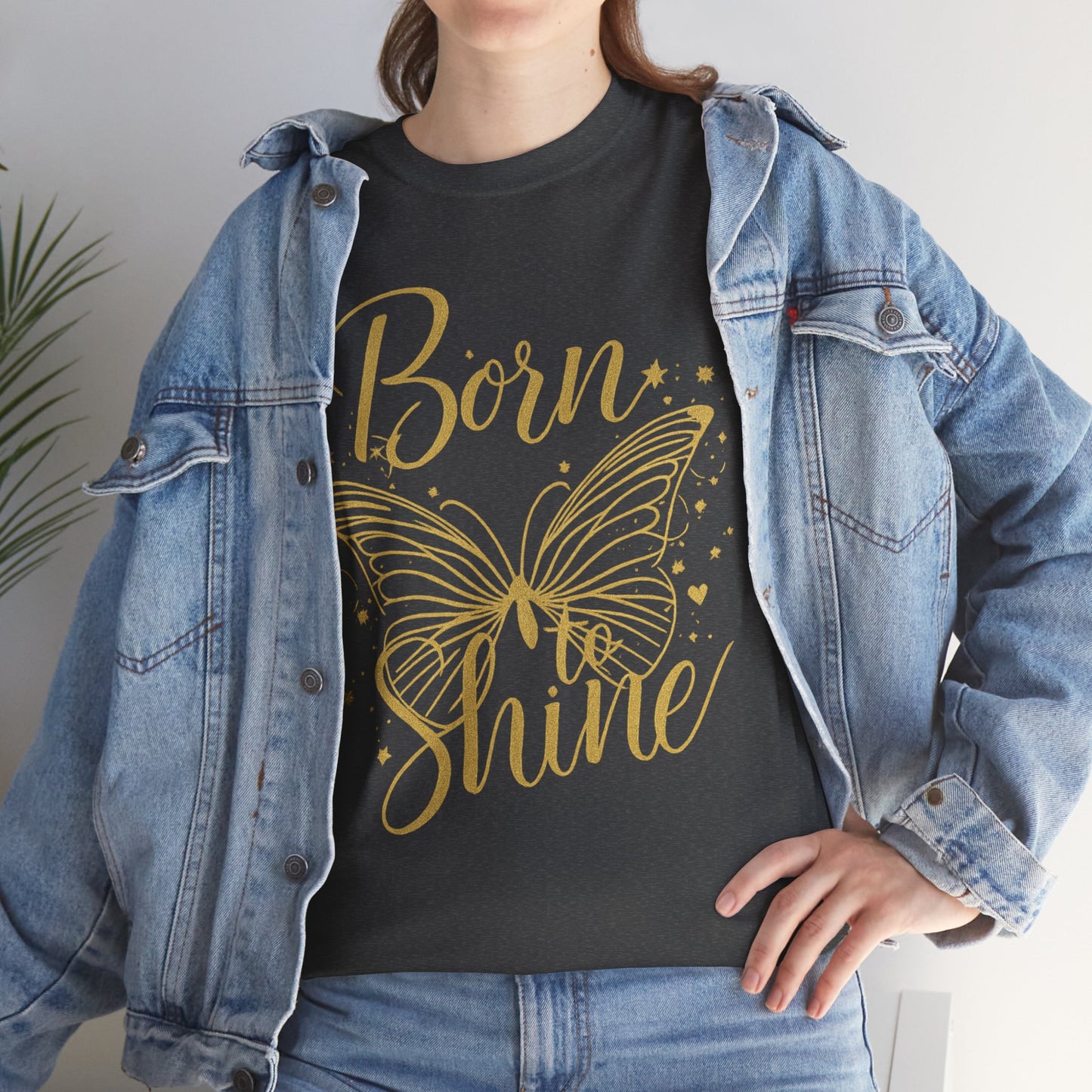 „Born to Shine“ T-Shirt – Damen Shirt mit goldfarbenem Schmetterling & handgeschriebenem Schriftzug