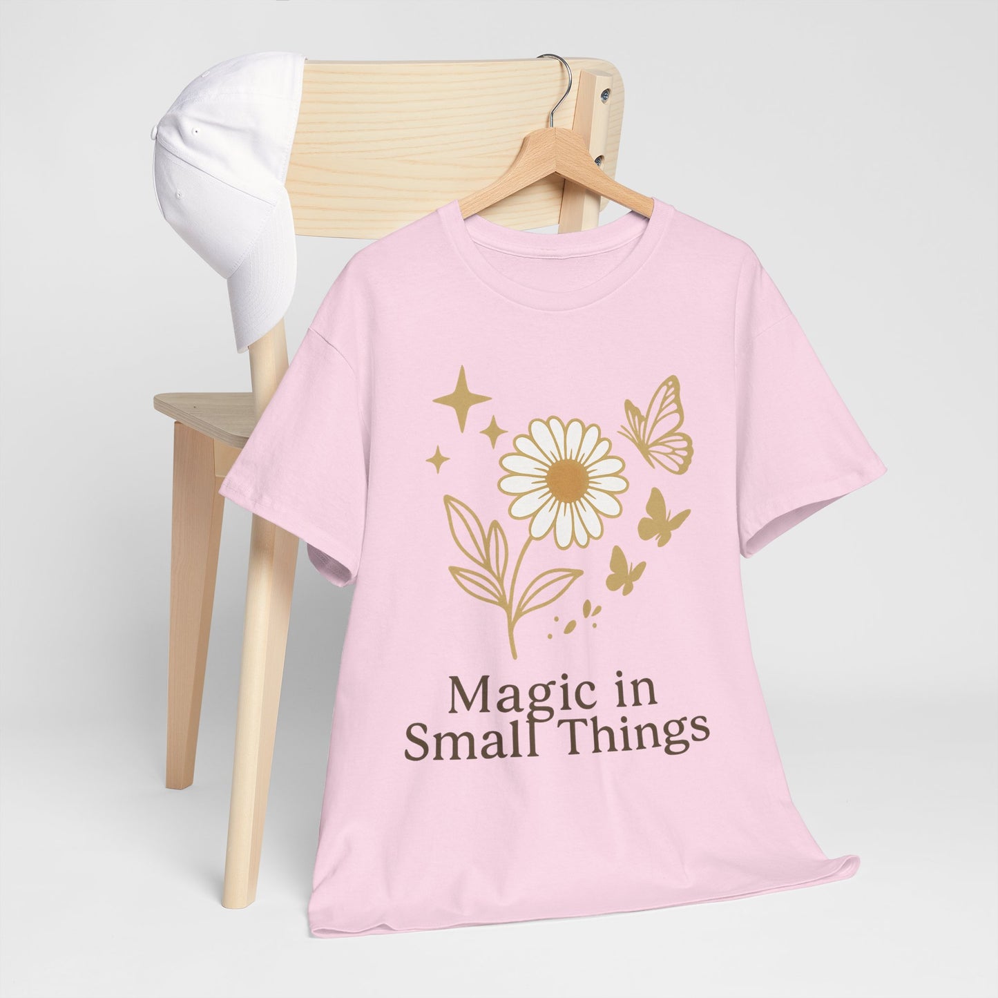 Magic in Small Things” – Gildan 5000 Heavy Cotton T-Shirt mit floralem Design
