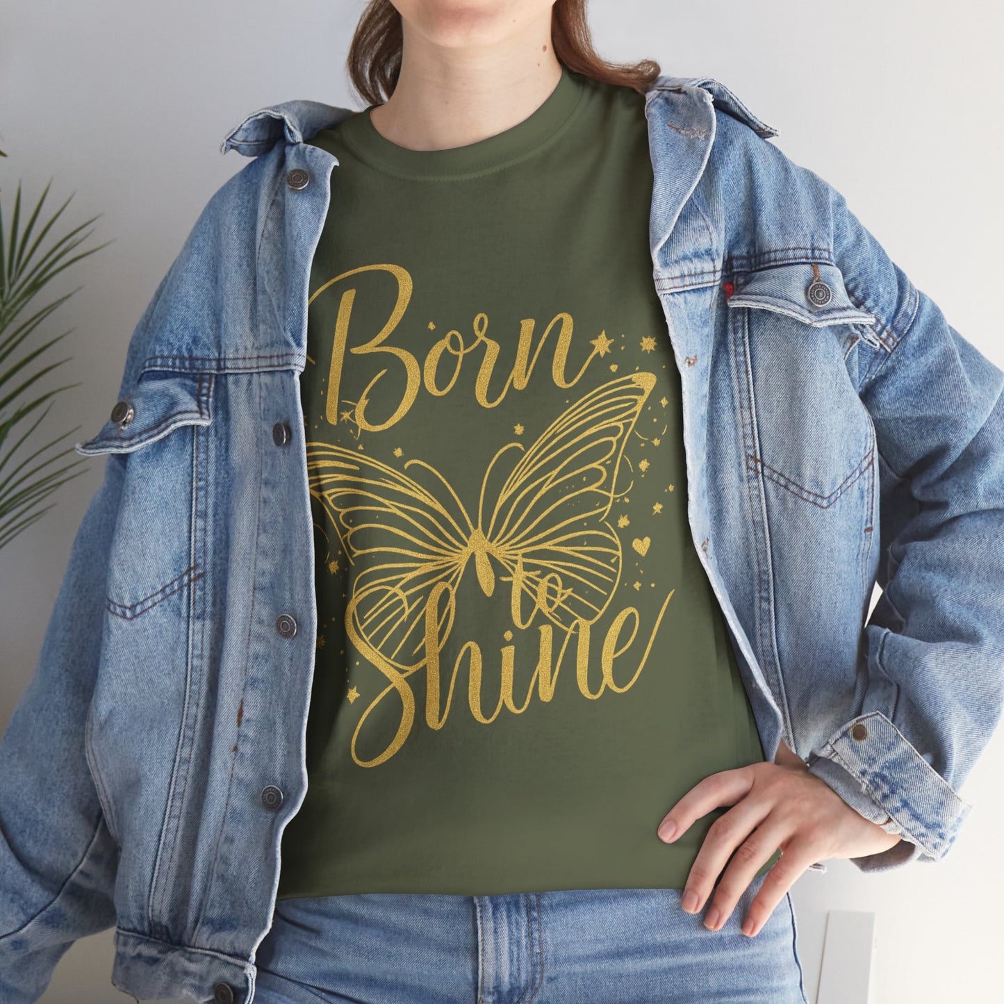 „Born to Shine“ T-Shirt – Damen Shirt mit goldfarbenem Schmetterling & handgeschriebenem Schriftzug