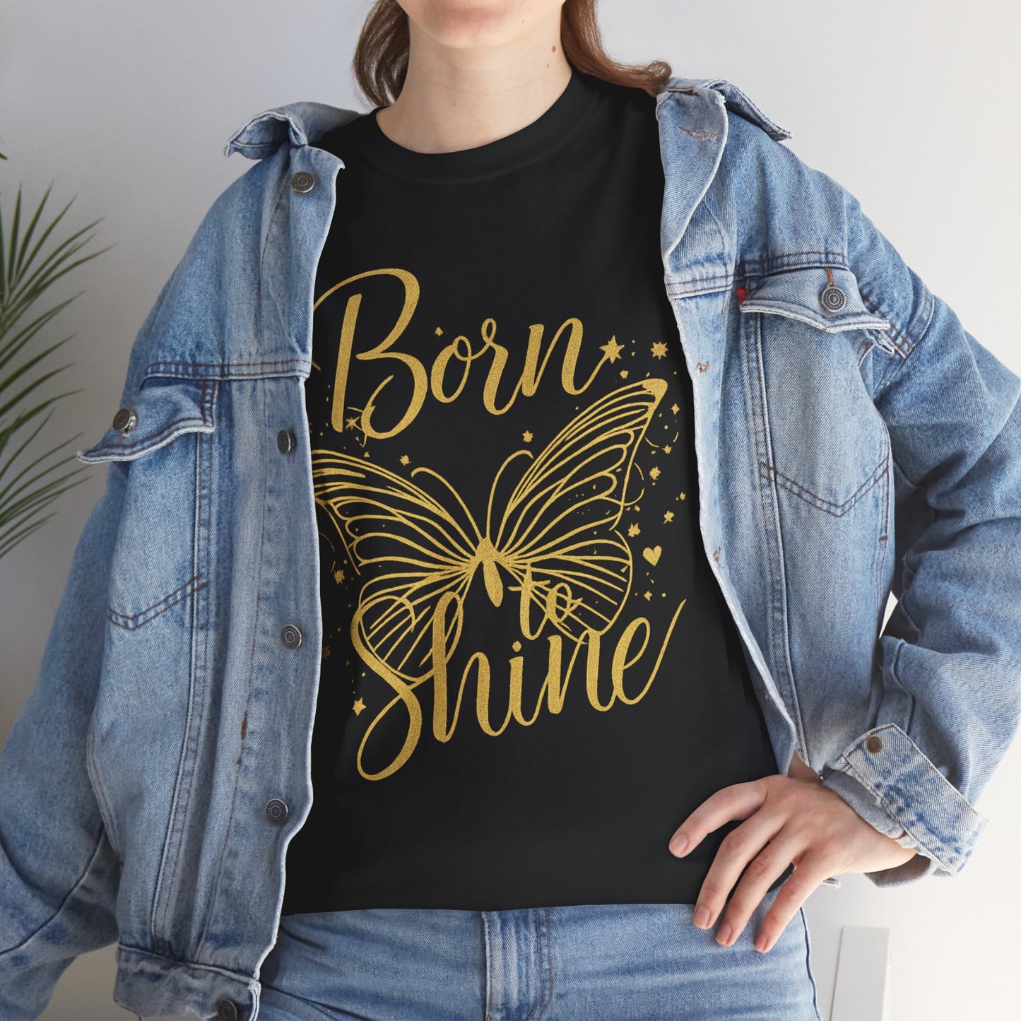 „Born to Shine“ T-Shirt – Damen Shirt mit goldfarbenem Schmetterling & handgeschriebenem Schriftzug