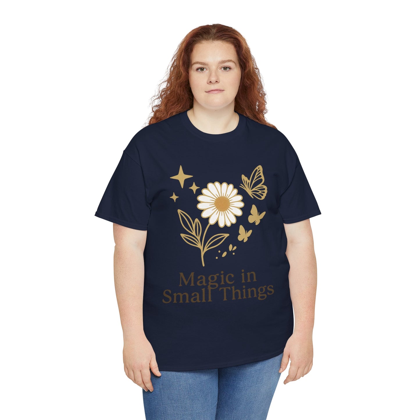 Magic in Small Things” – Gildan 5000 Heavy Cotton T-Shirt mit floralem Design