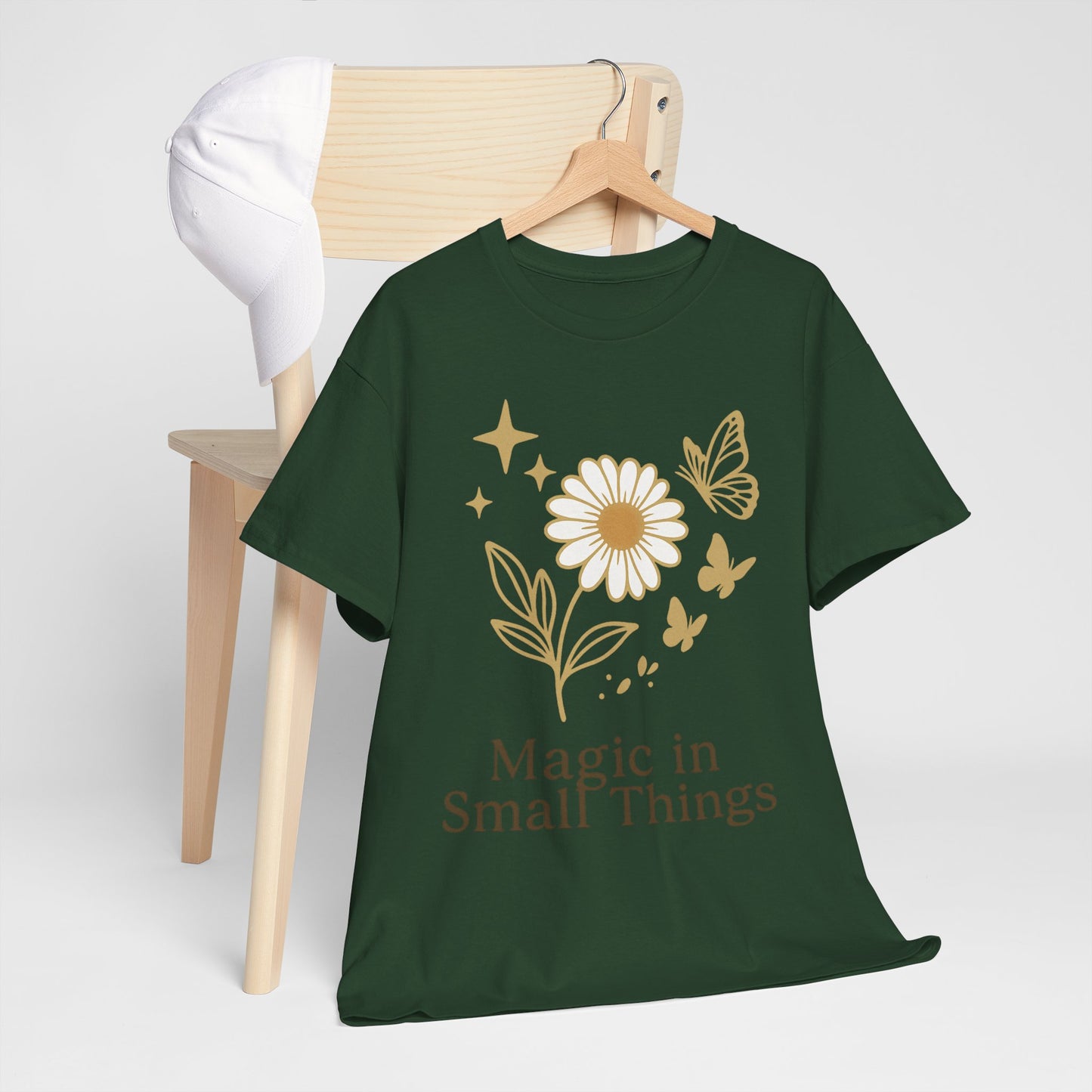 Magic in Small Things” – Gildan 5000 Heavy Cotton T-Shirt mit floralem Design