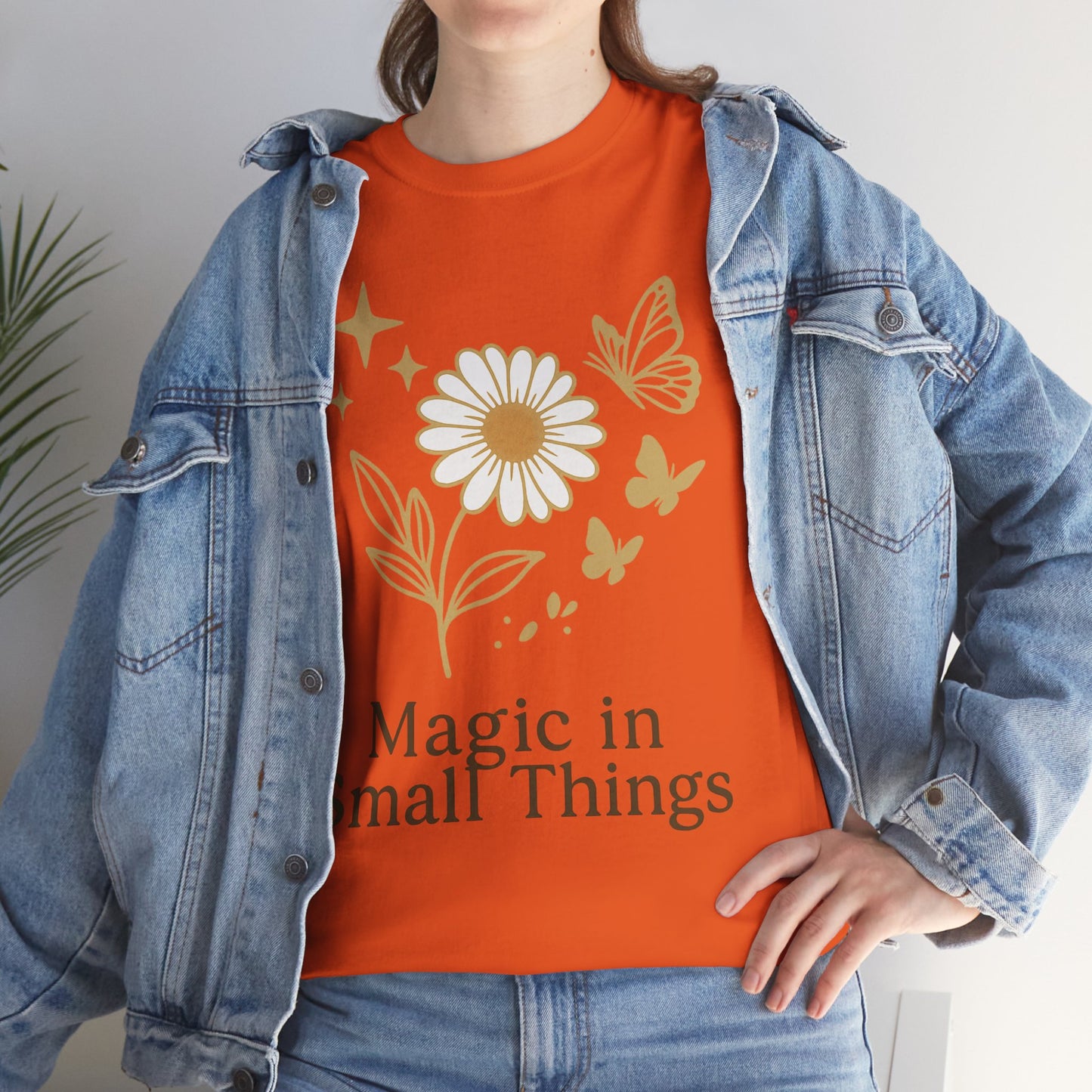 Magic in Small Things” – Gildan 5000 Heavy Cotton T-Shirt mit floralem Design