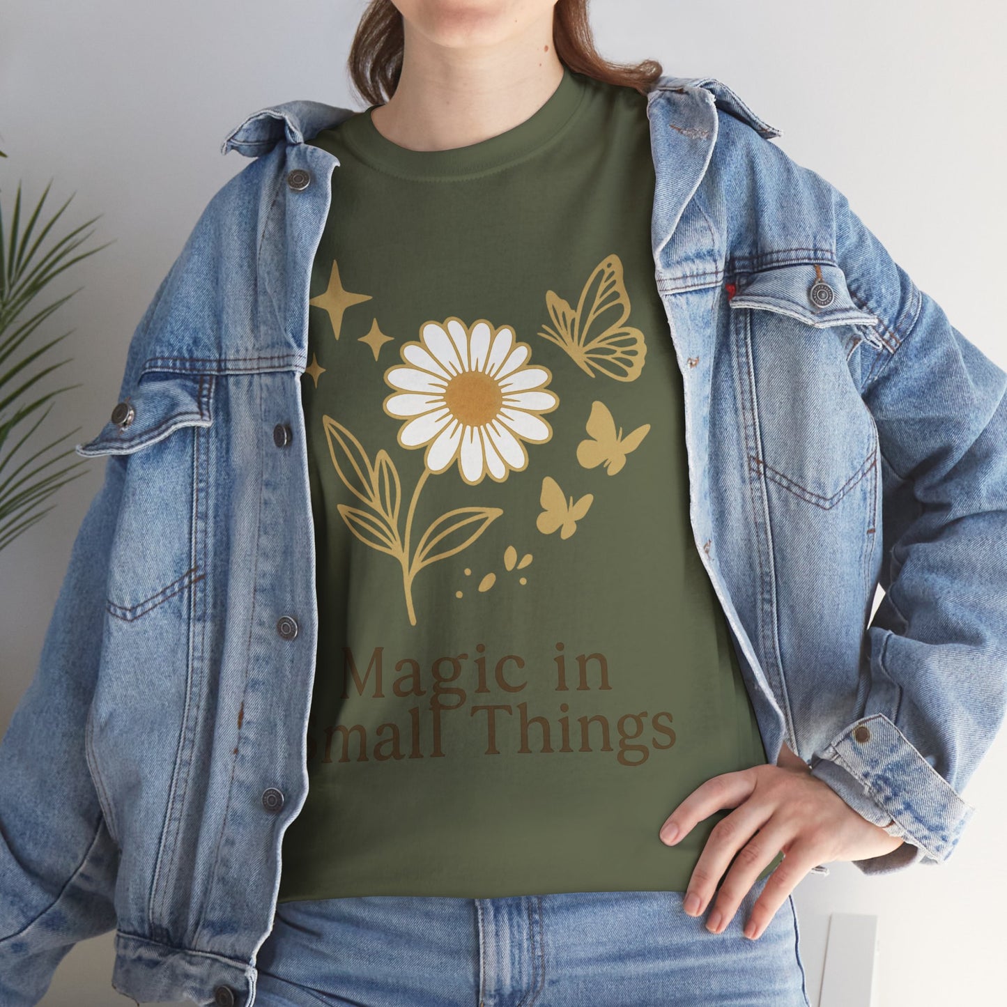 Magic in Small Things” – Gildan 5000 Heavy Cotton T-Shirt mit floralem Design