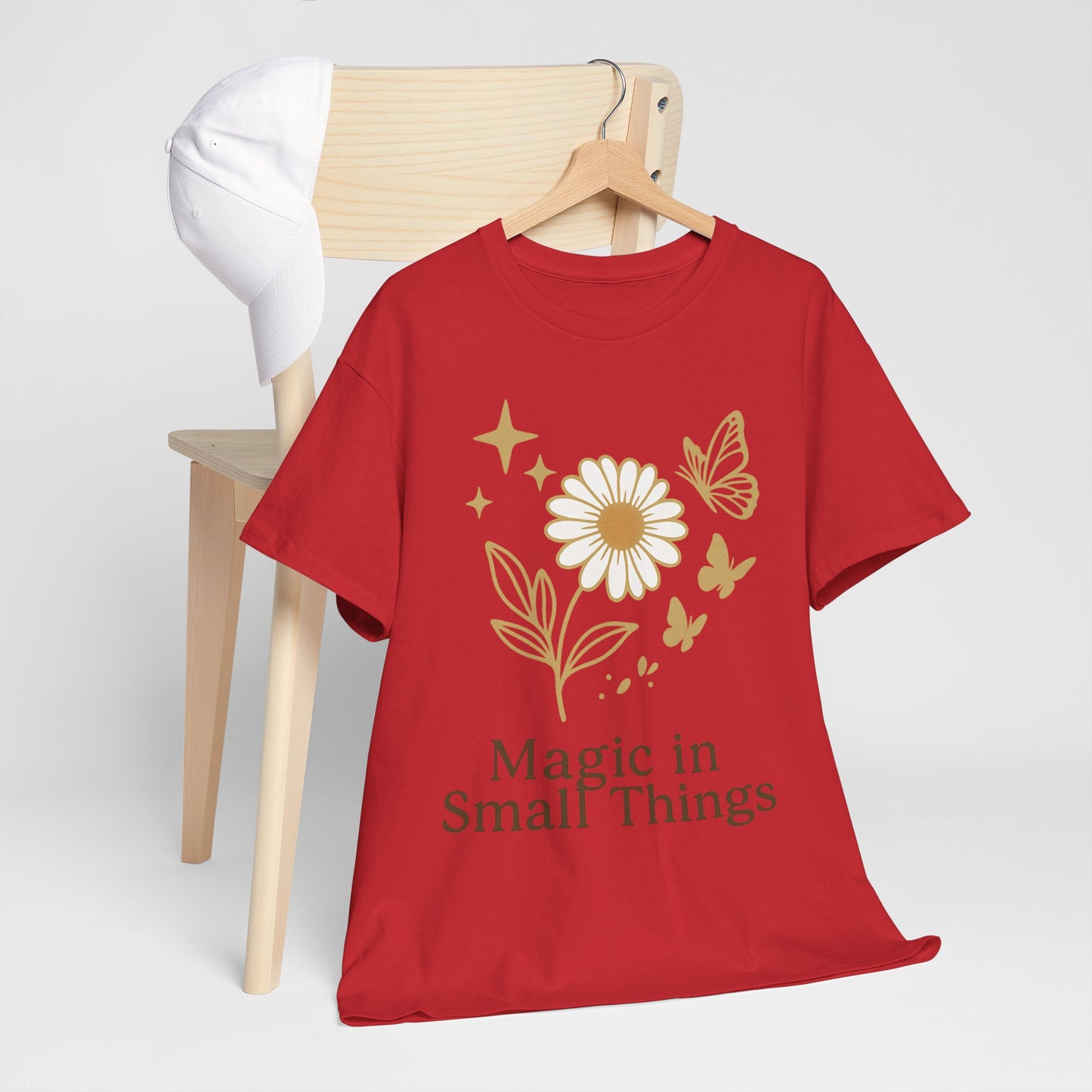Magic in Small Things” – Gildan 5000 Heavy Cotton T-Shirt mit floralem Design