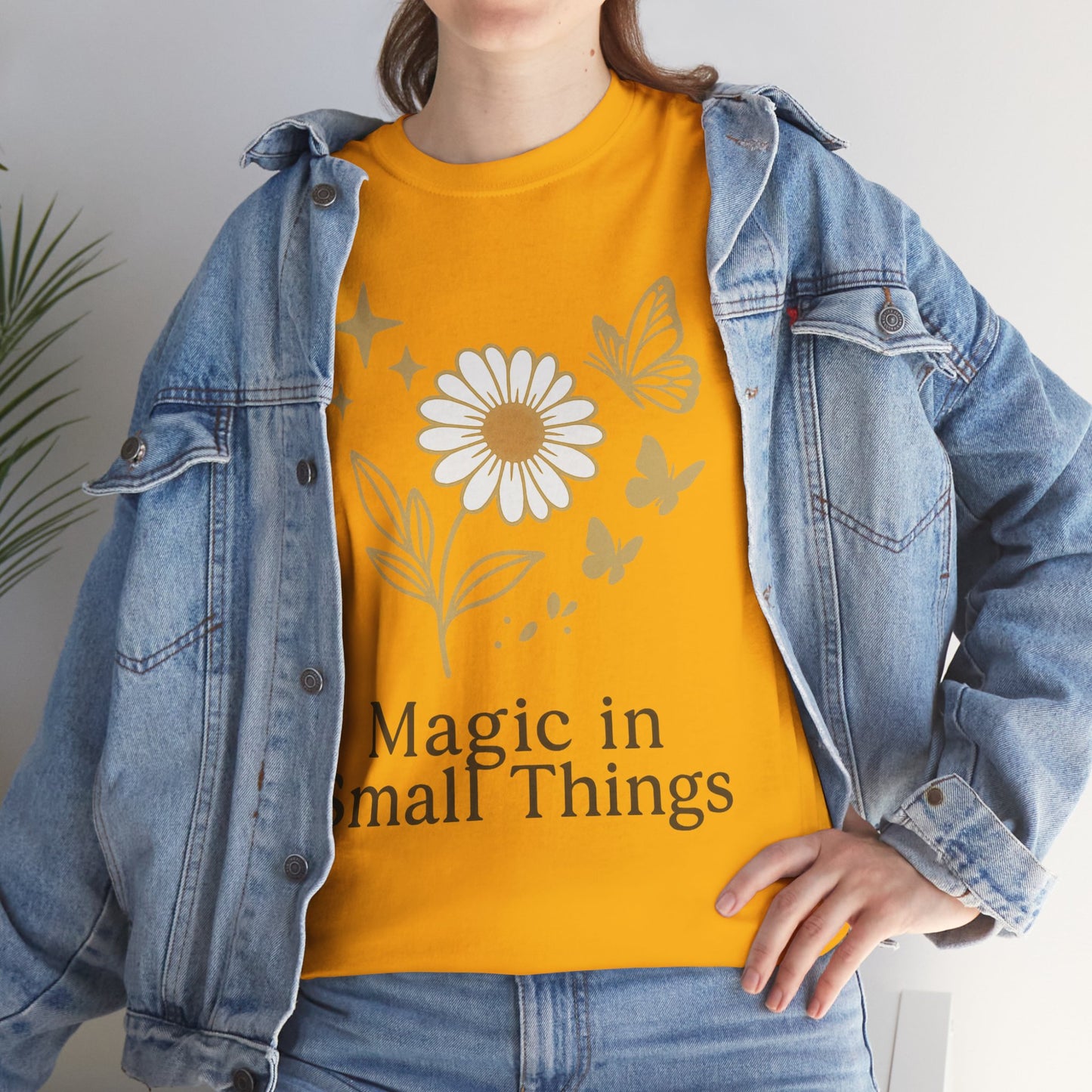 Magic in Small Things” – Gildan 5000 Heavy Cotton T-Shirt mit floralem Design