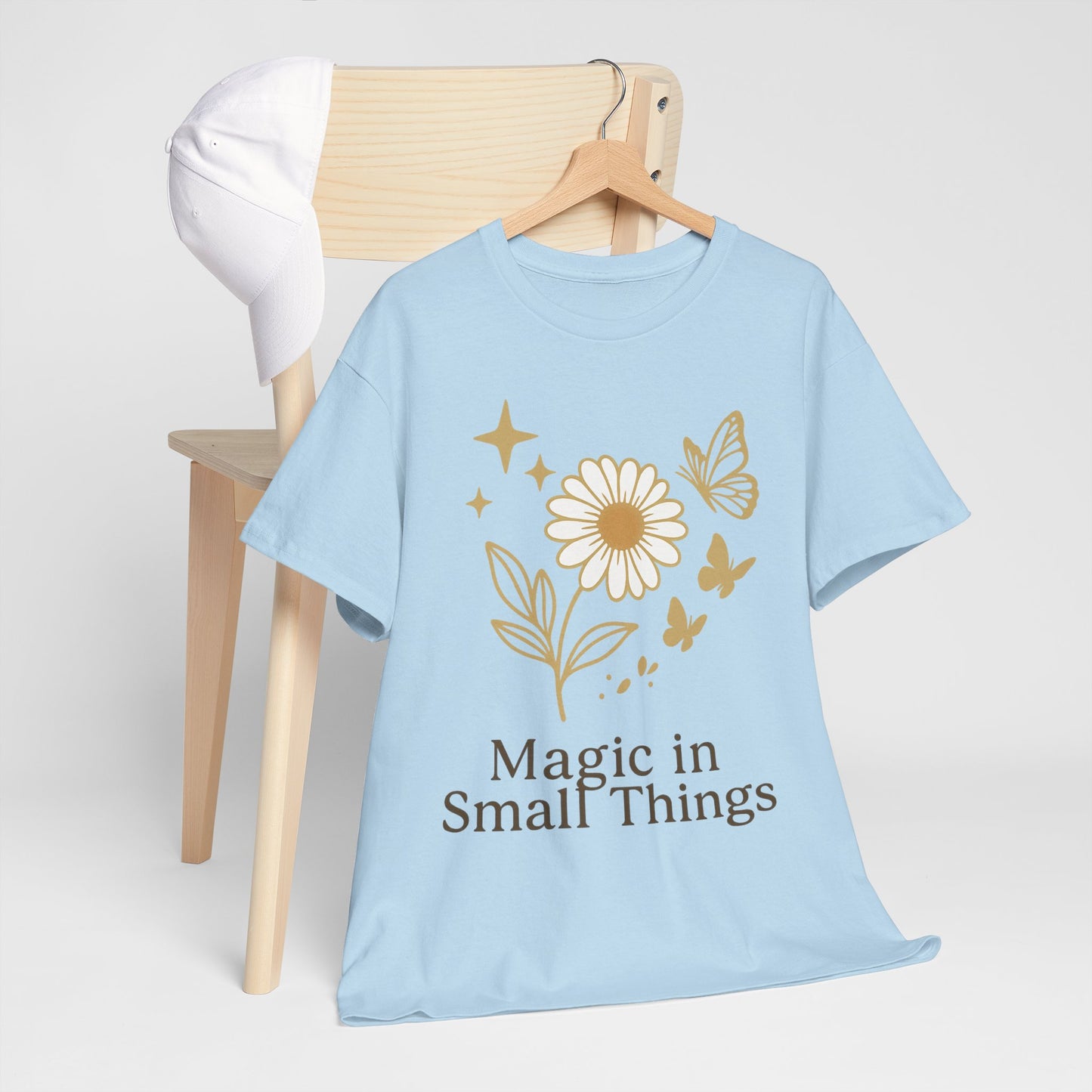 Magic in Small Things” – Gildan 5000 Heavy Cotton T-Shirt mit floralem Design