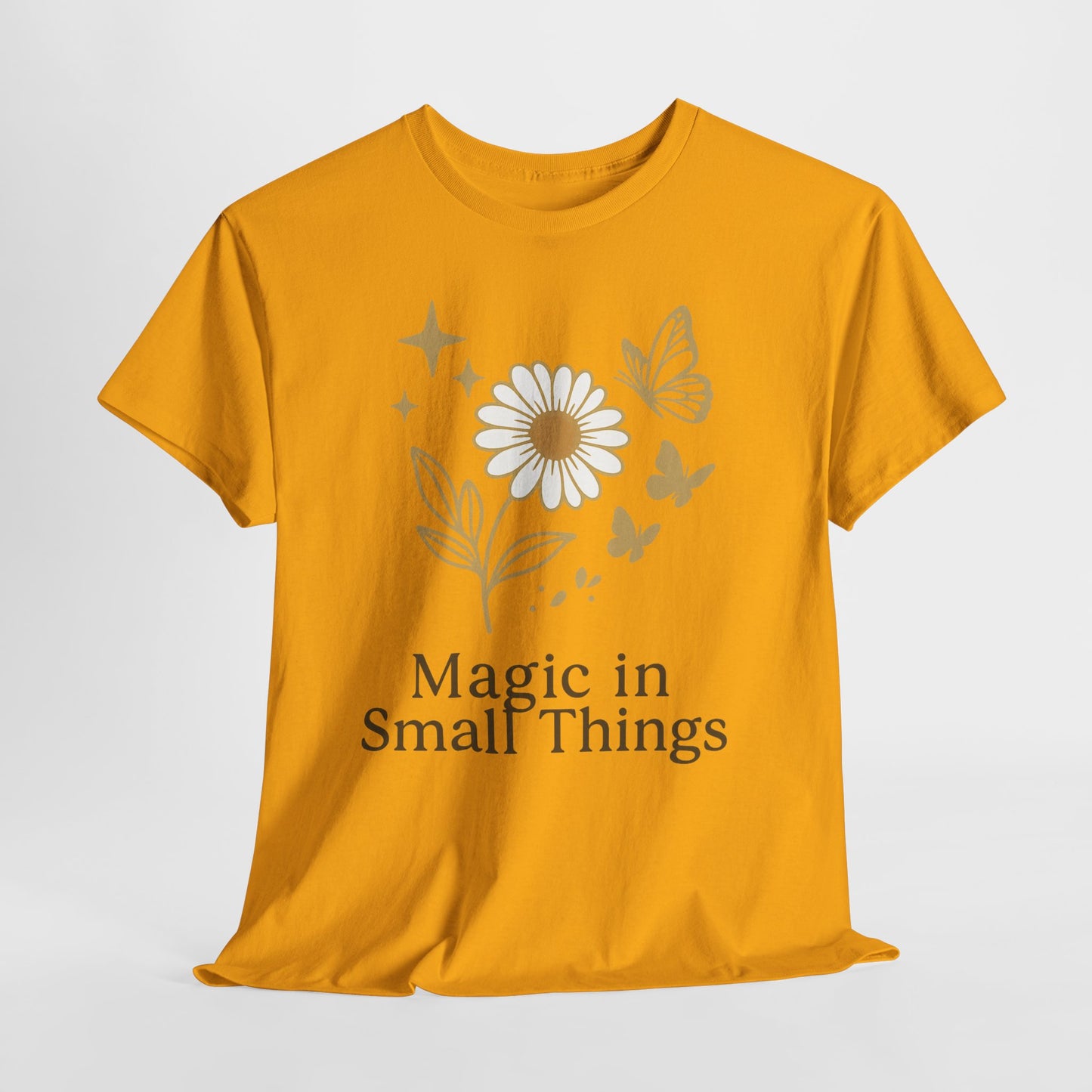 Magic in Small Things” – Gildan 5000 Heavy Cotton T-Shirt mit floralem Design