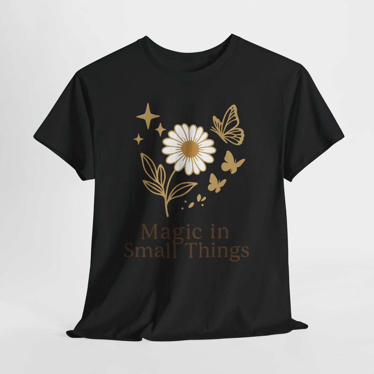 Magic in Small Things” – Gildan 5000 Heavy Cotton T-Shirt mit floralem Design