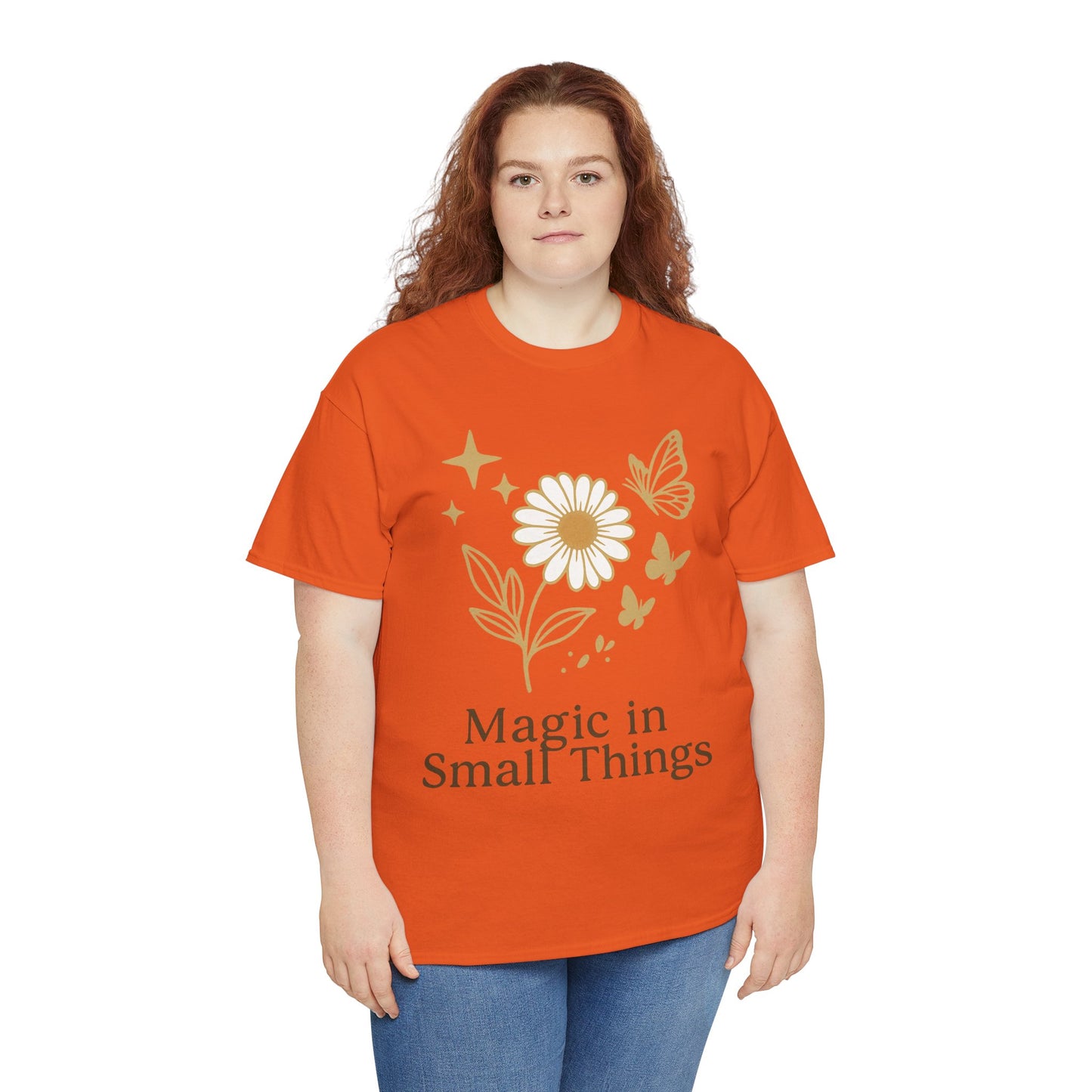 Magic in Small Things” – Gildan 5000 Heavy Cotton T-Shirt mit floralem Design