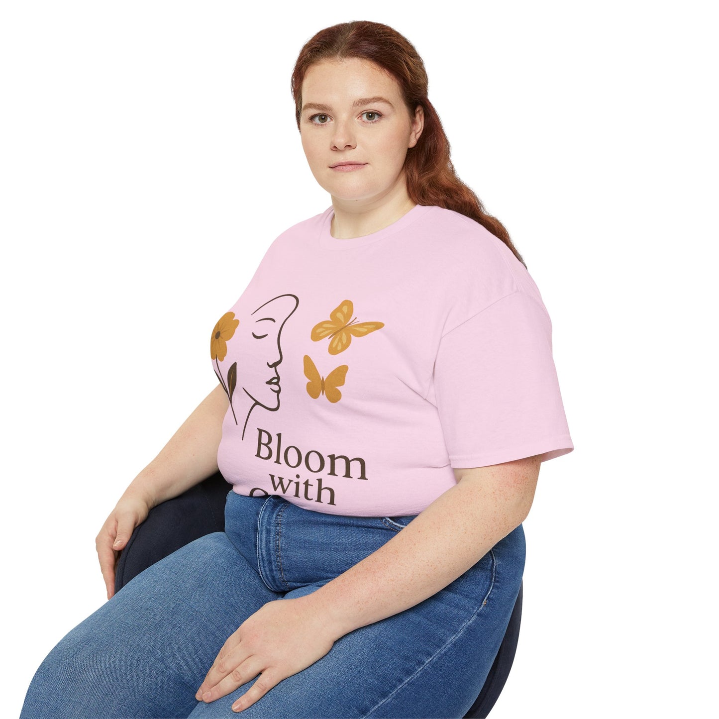 Bloom with Grace – Sanftes Vintage Damen T-Shirt mit Blumen & Schmetterlingen