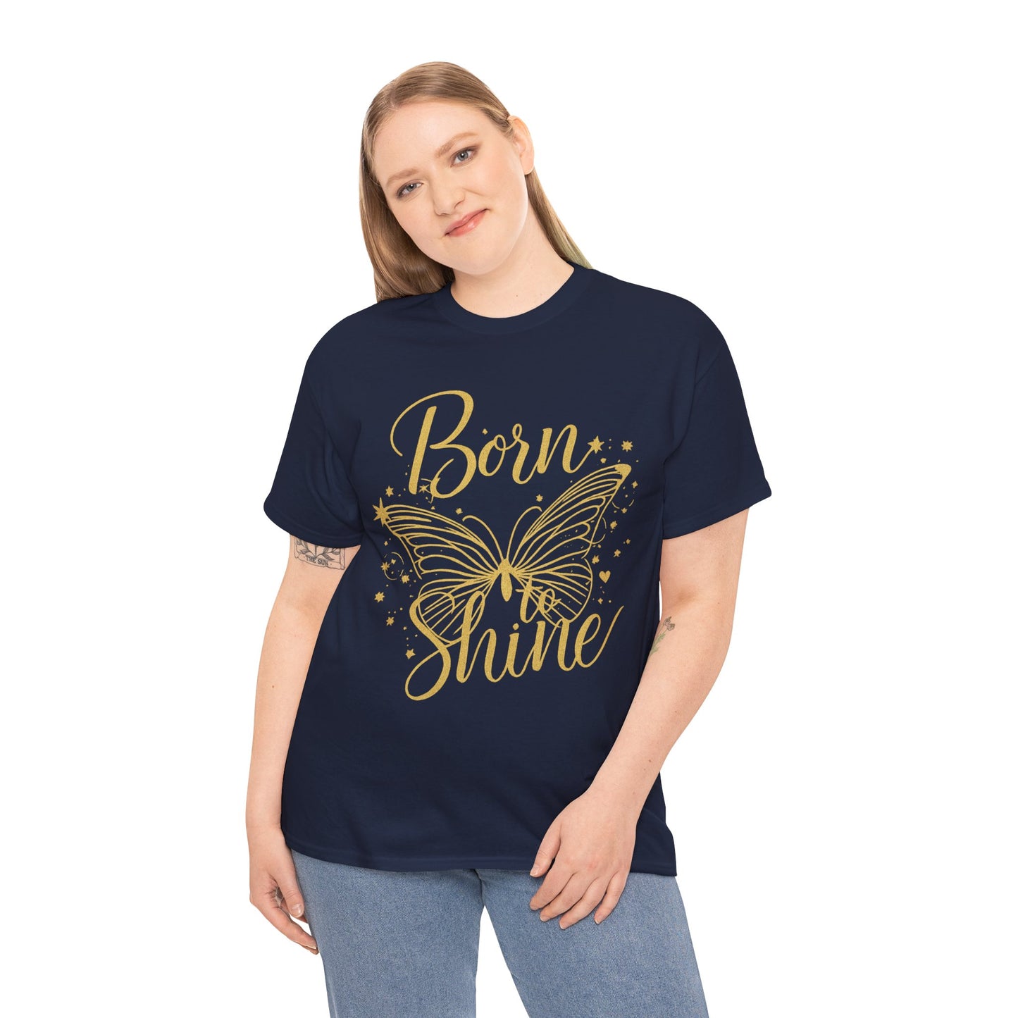 „Born to Shine“ T-Shirt – Damen Shirt mit goldfarbenem Schmetterling & handgeschriebenem Schriftzug