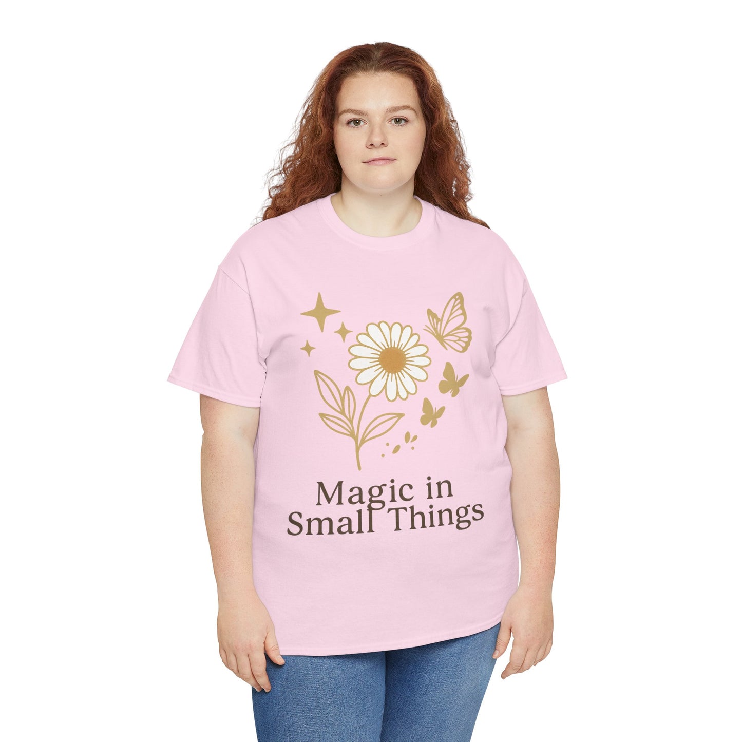 Magic in Small Things” – Gildan 5000 Heavy Cotton T-Shirt mit floralem Design