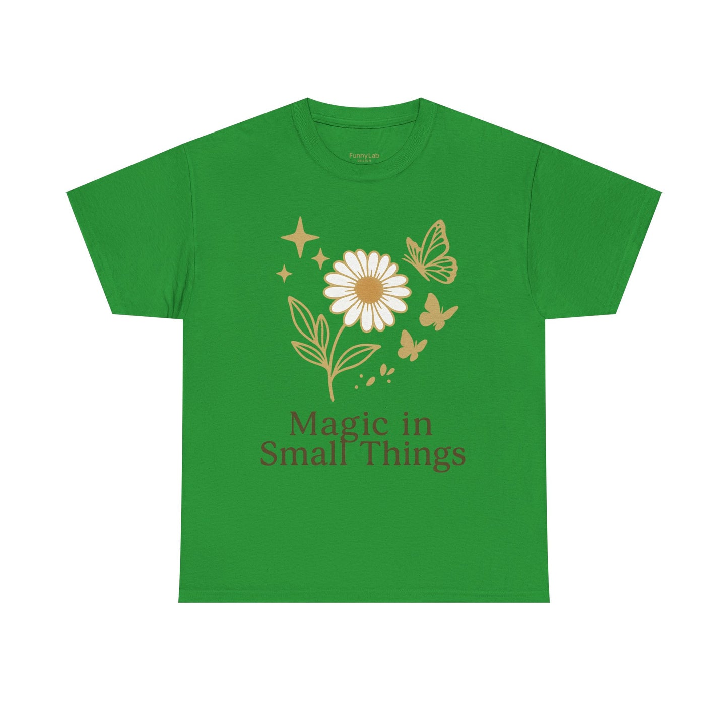 Magic in Small Things” – Gildan 5000 Heavy Cotton T-Shirt mit floralem Design