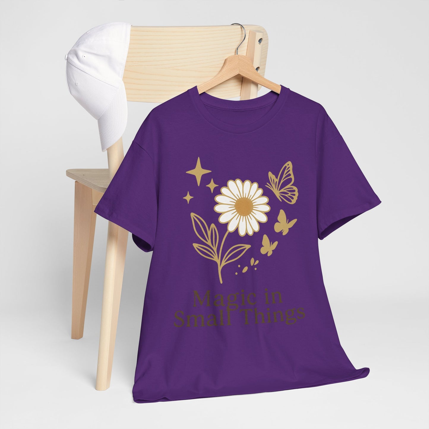Magic in Small Things” – Gildan 5000 Heavy Cotton T-Shirt mit floralem Design