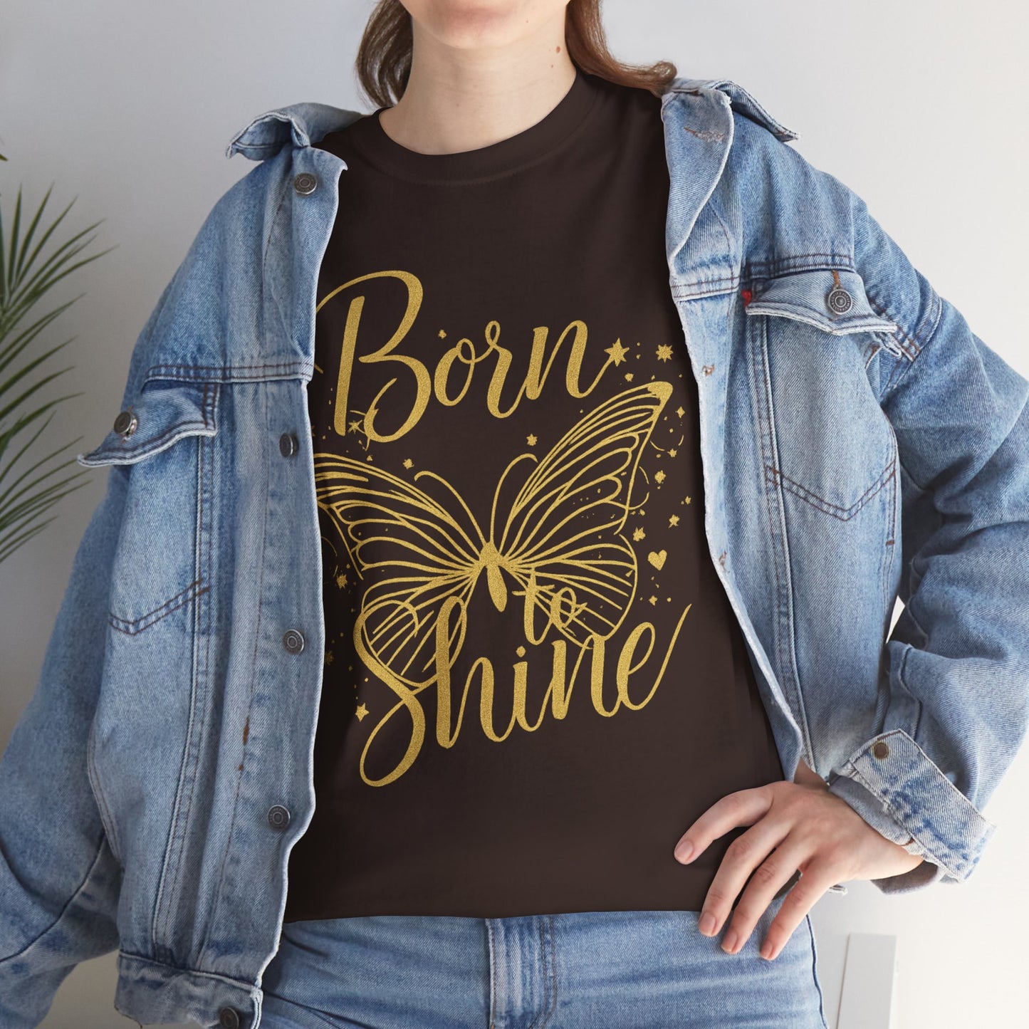 „Born to Shine“ T-Shirt – Damen Shirt mit goldfarbenem Schmetterling & handgeschriebenem Schriftzug