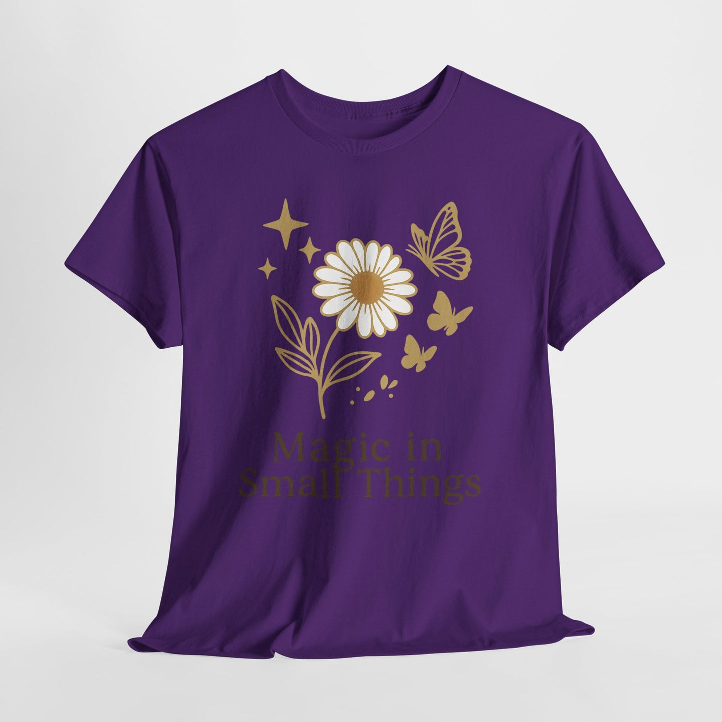 Magic in Small Things” – Gildan 5000 Heavy Cotton T-Shirt mit floralem Design