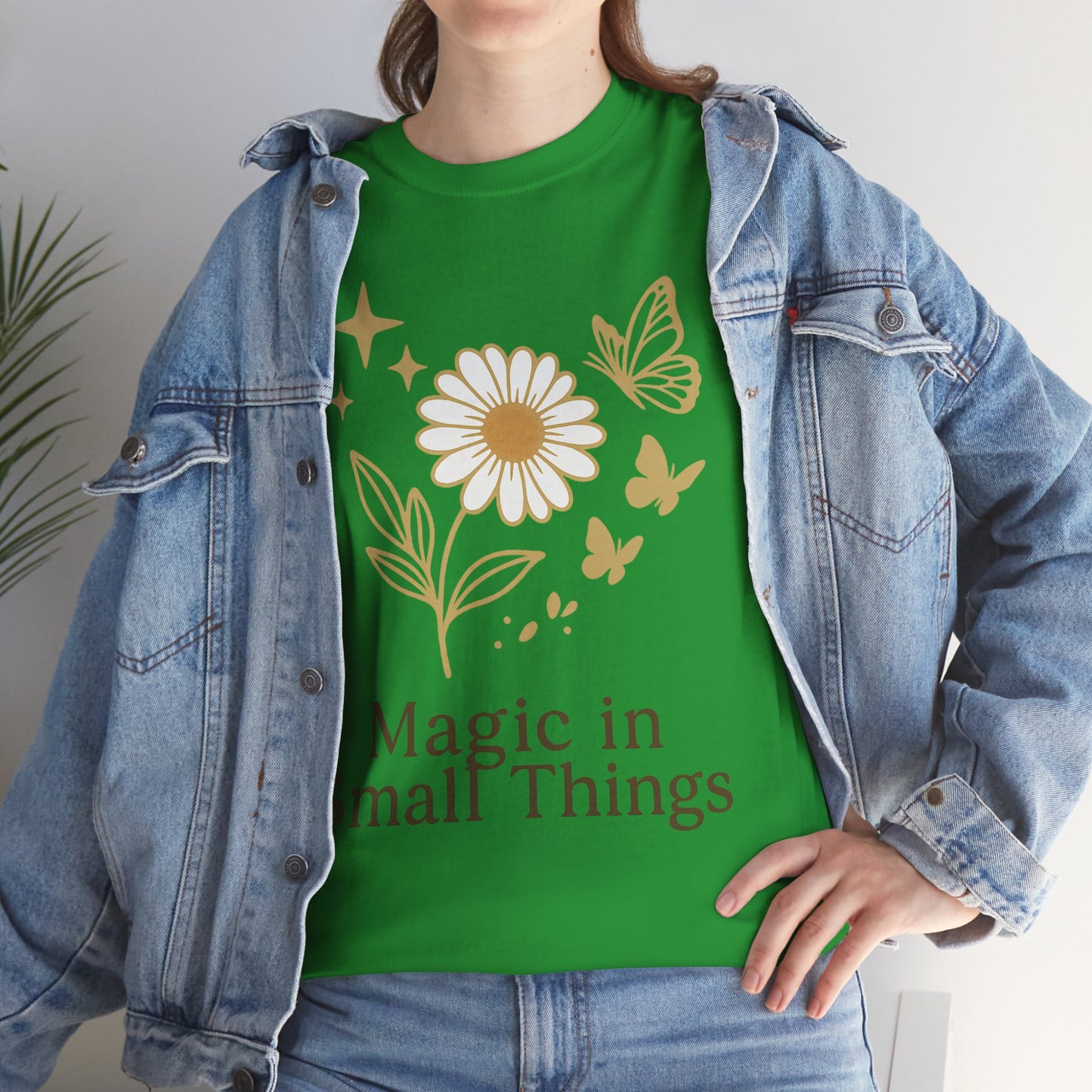 Magic in Small Things” – Gildan 5000 Heavy Cotton T-Shirt mit floralem Design
