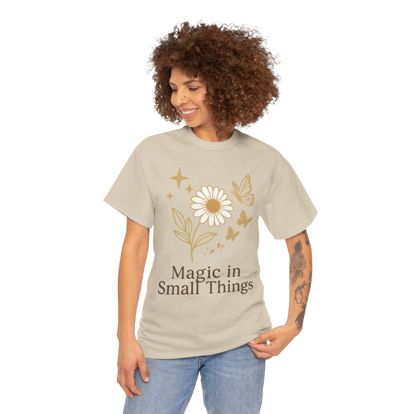 Magic in Small Things” – Gildan 5000 Heavy Cotton T-Shirt mit floralem Design