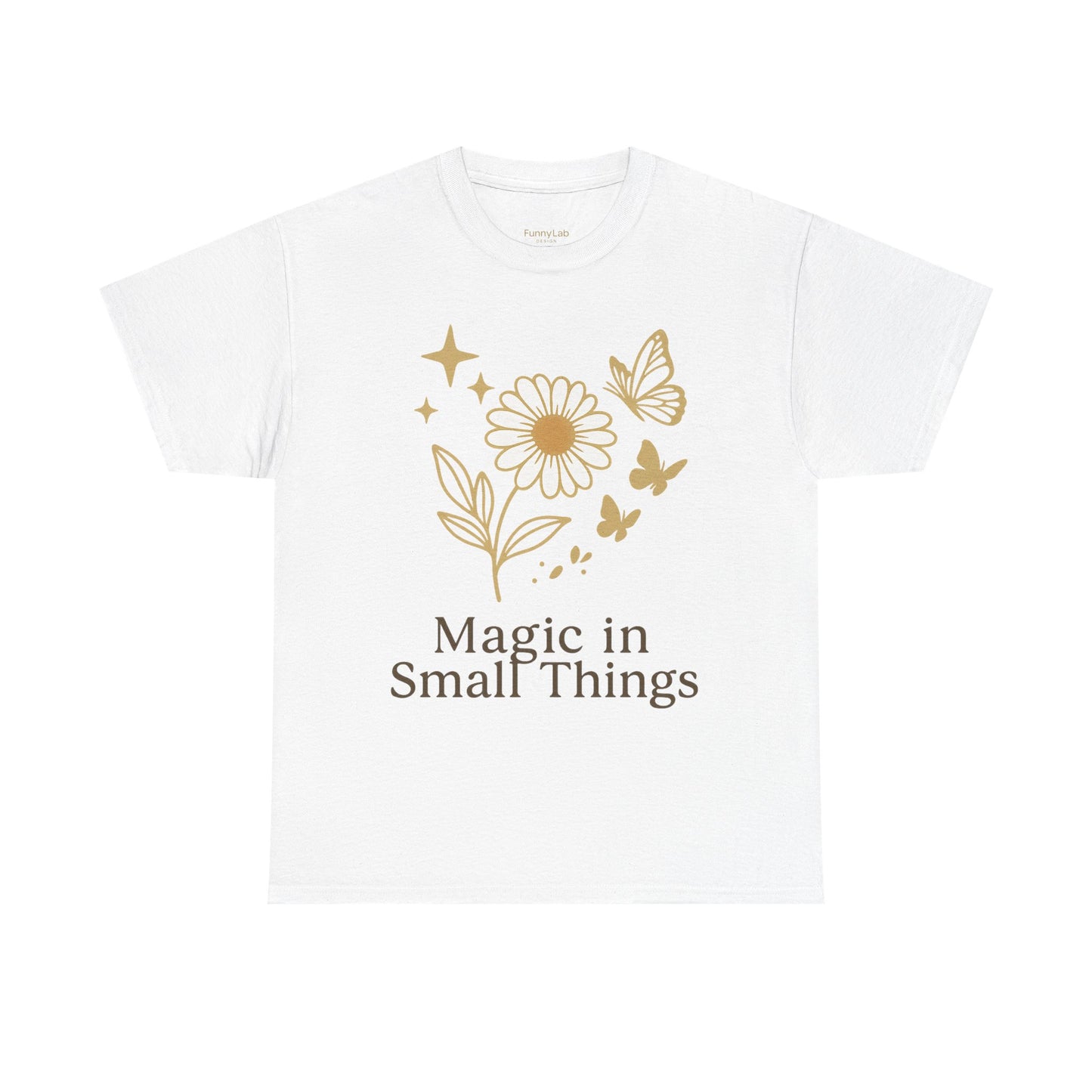 Magic in Small Things” – Gildan 5000 Heavy Cotton T-Shirt mit floralem Design