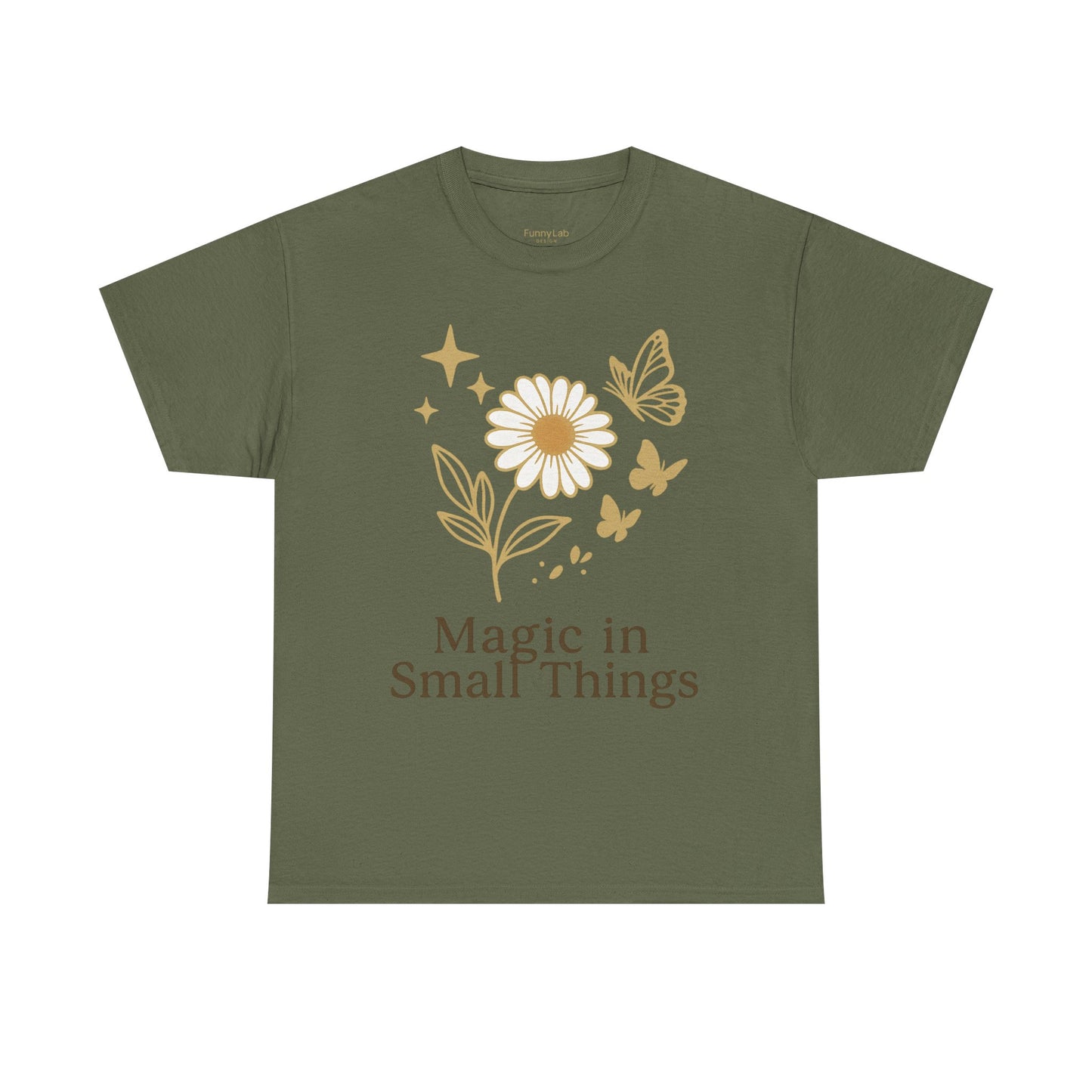 Magic in Small Things” – Gildan 5000 Heavy Cotton T-Shirt mit floralem Design