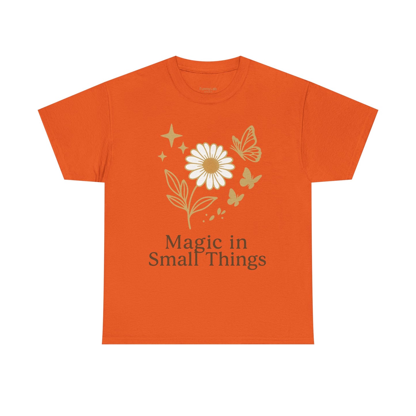 Magic in Small Things” – Gildan 5000 Heavy Cotton T-Shirt mit floralem Design