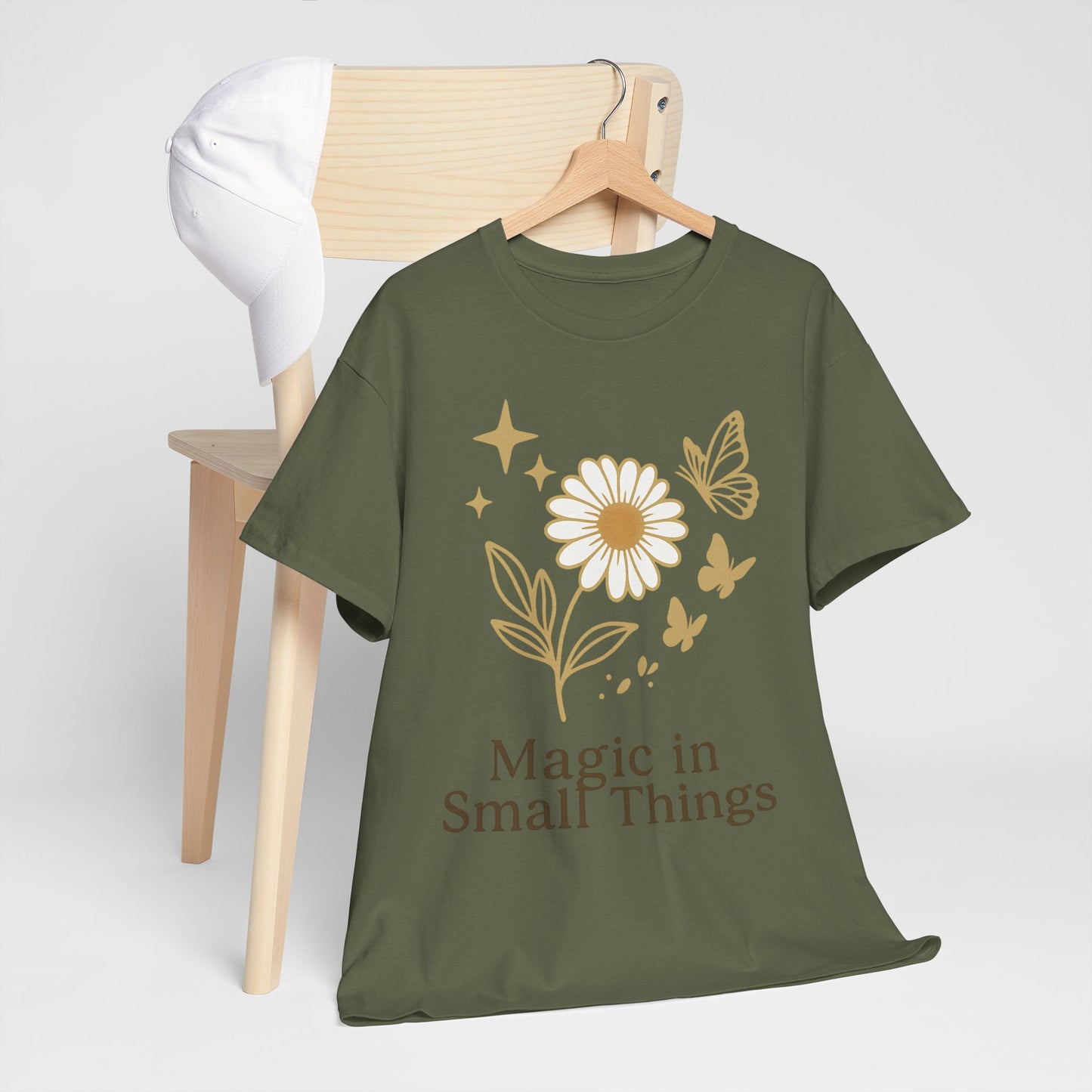 Magic in Small Things” – Gildan 5000 Heavy Cotton T-Shirt mit floralem Design