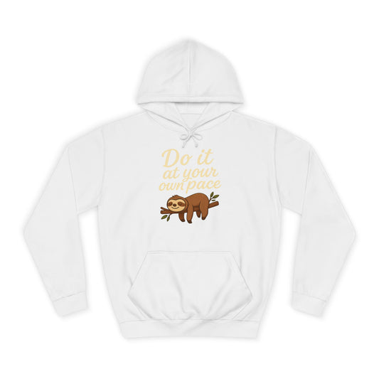 „Do it at your own pace – Faultier Unisex Hoodie | Entspannter Streetwear Look“