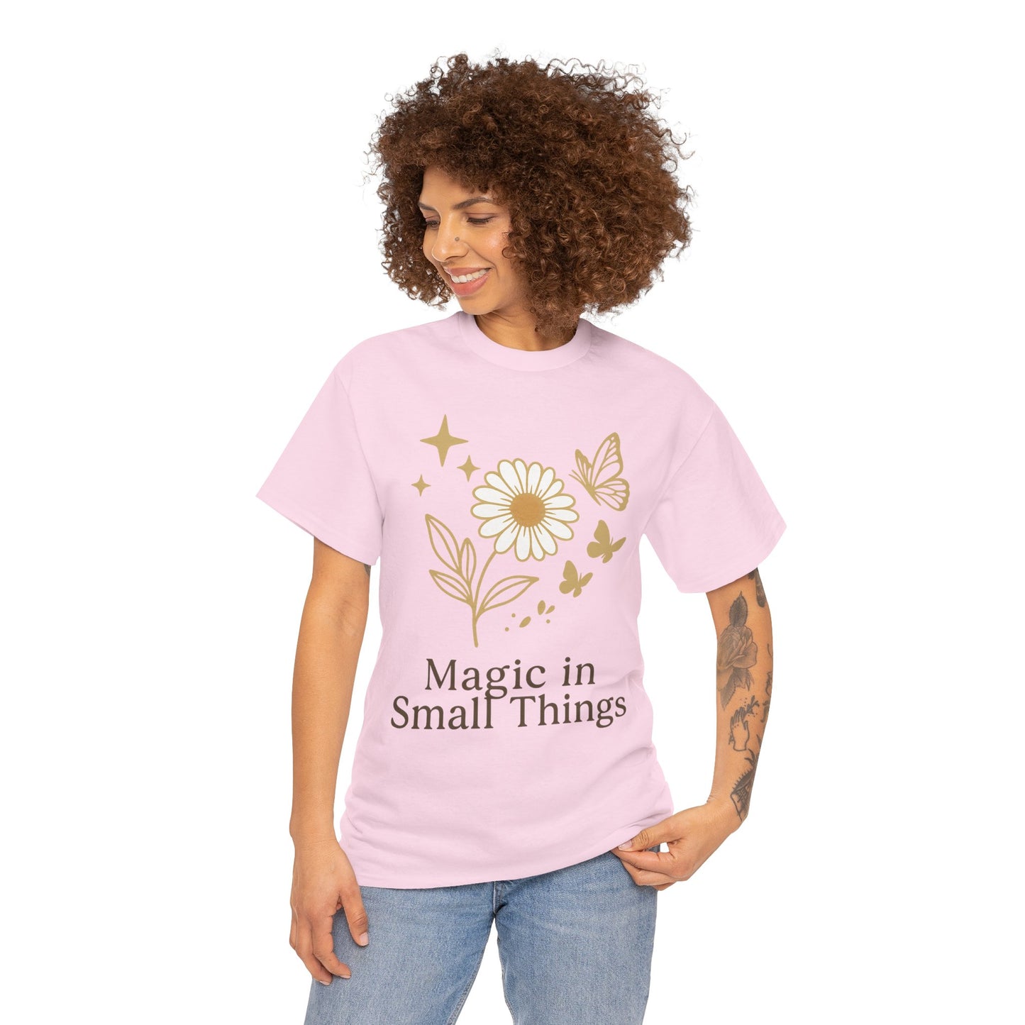 Magic in Small Things” – Gildan 5000 Heavy Cotton T-Shirt mit floralem Design