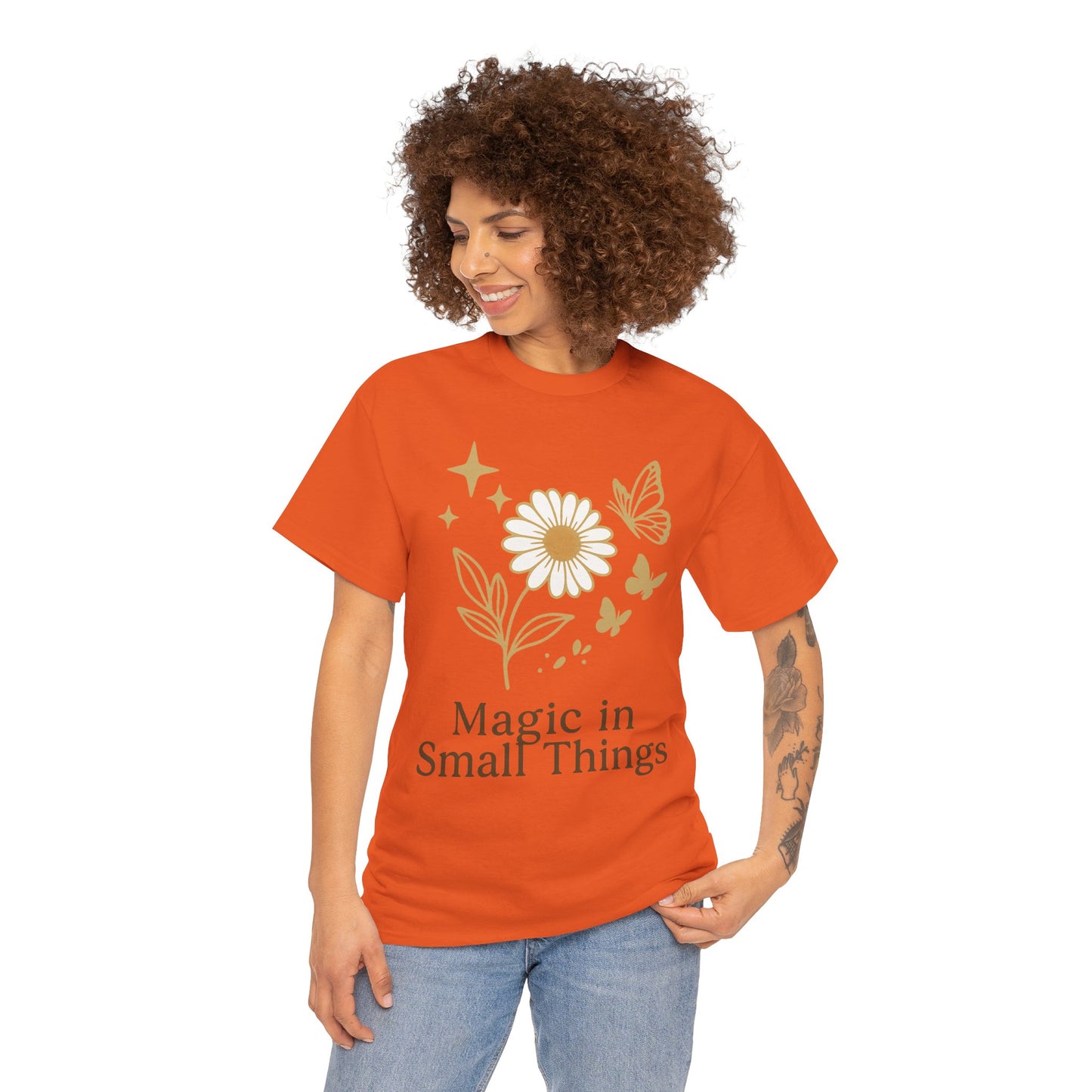 Magic in Small Things” – Gildan 5000 Heavy Cotton T-Shirt mit floralem Design