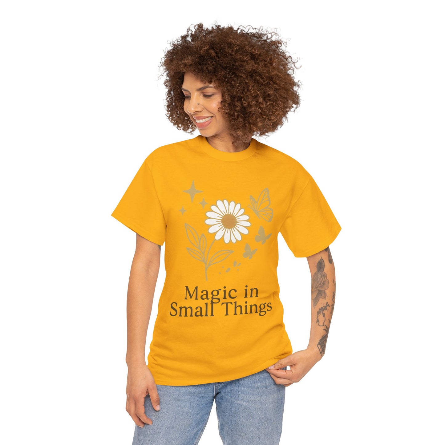 Magic in Small Things” – Gildan 5000 Heavy Cotton T-Shirt mit floralem Design