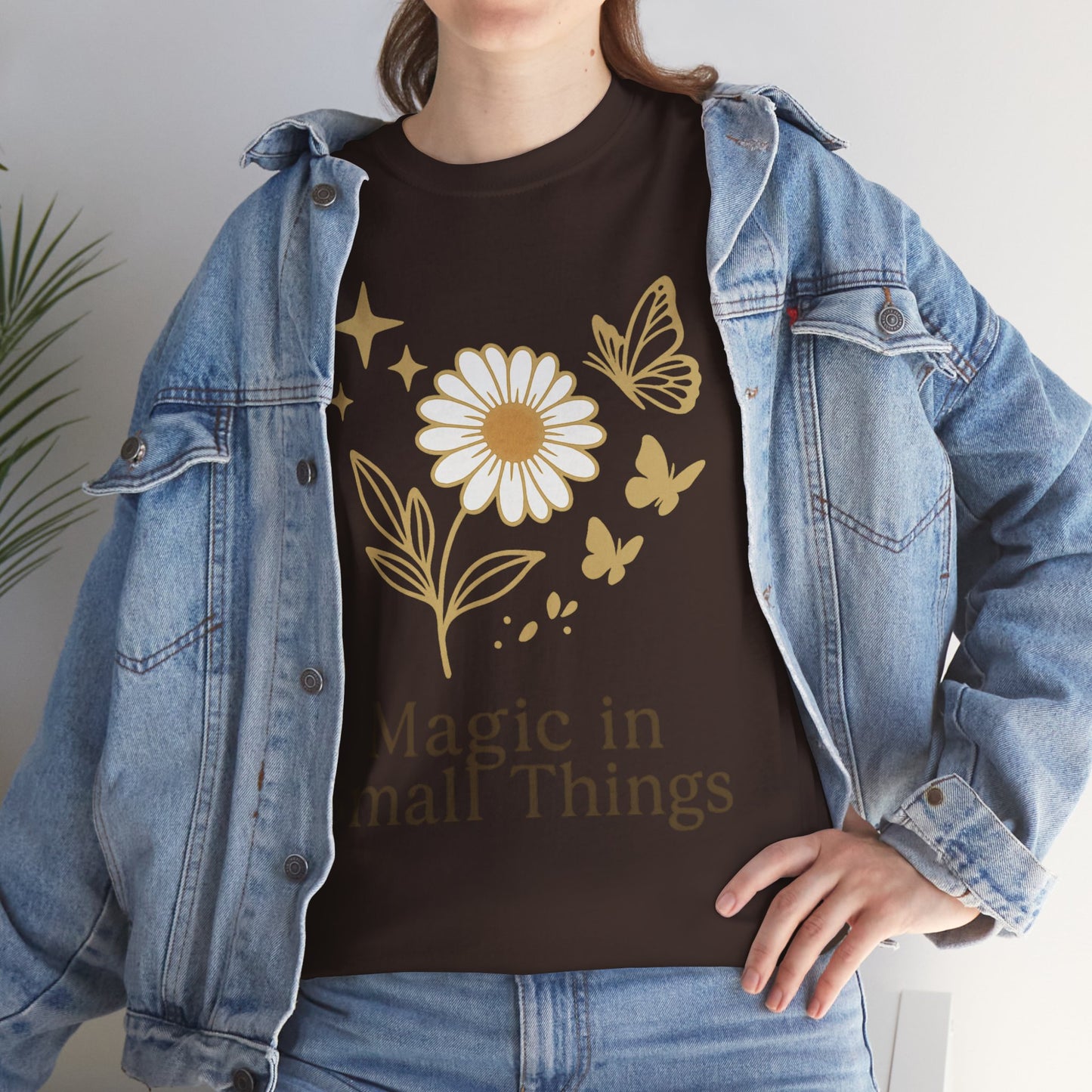 Magic in Small Things” – Gildan 5000 Heavy Cotton T-Shirt mit floralem Design