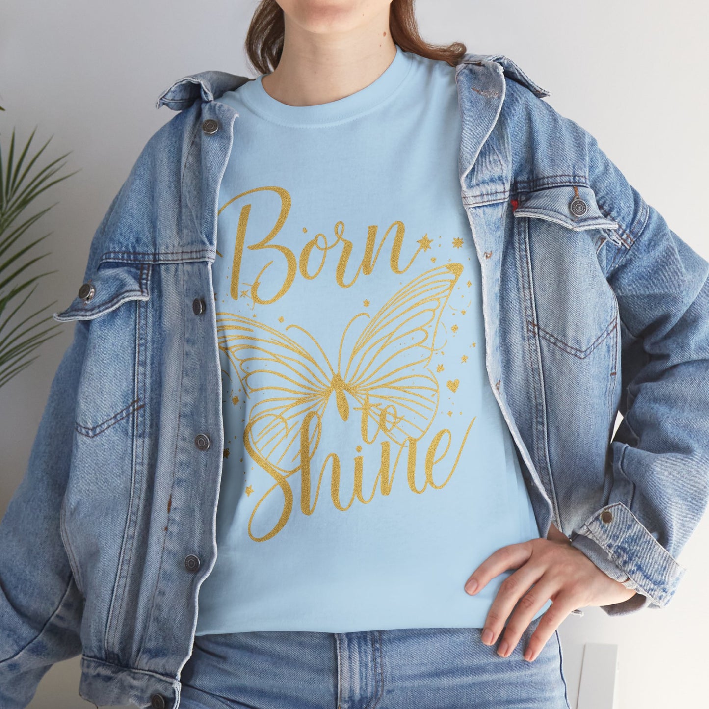 „Born to Shine“ T-Shirt – Damen Shirt mit goldfarbenem Schmetterling & handgeschriebenem Schriftzug