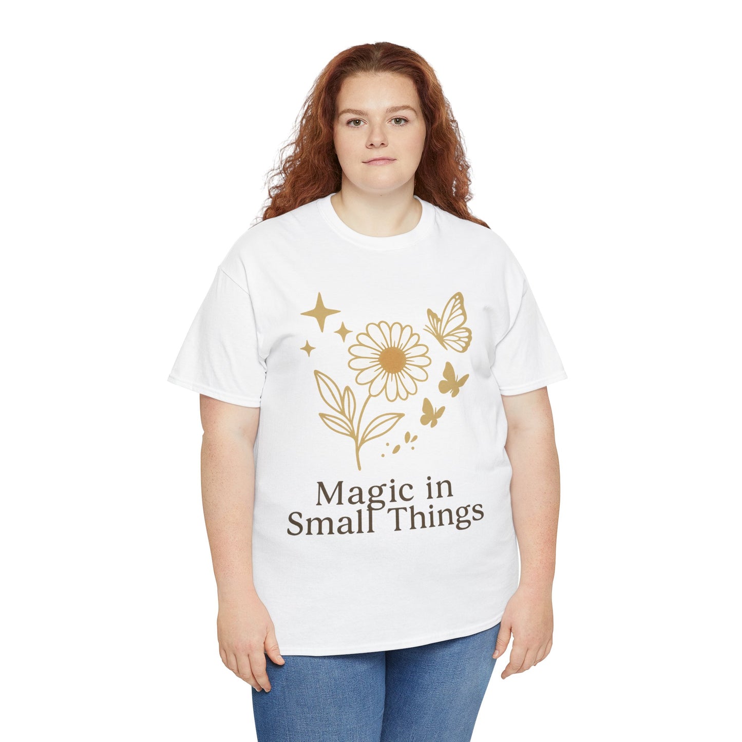 Magic in Small Things” – Gildan 5000 Heavy Cotton T-Shirt mit floralem Design