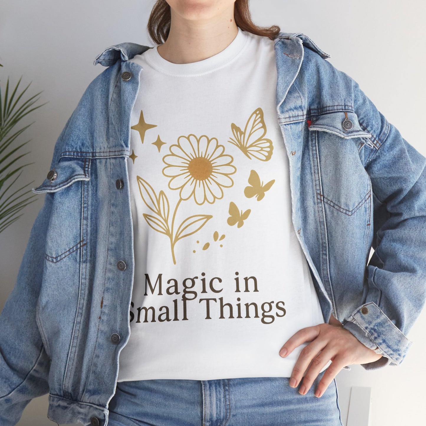 Magic in Small Things” – Gildan 5000 Heavy Cotton T-Shirt mit floralem Design