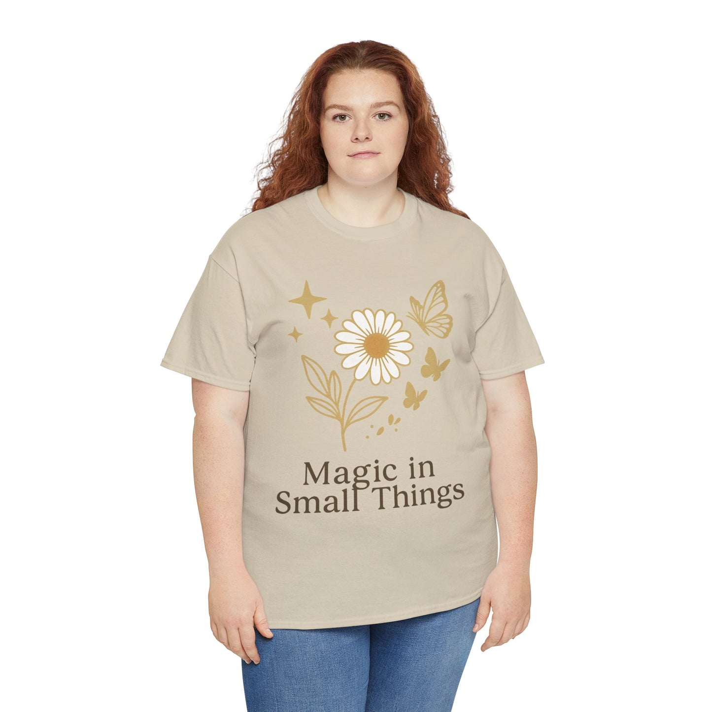 Magic in Small Things” – Gildan 5000 Heavy Cotton T-Shirt mit floralem Design