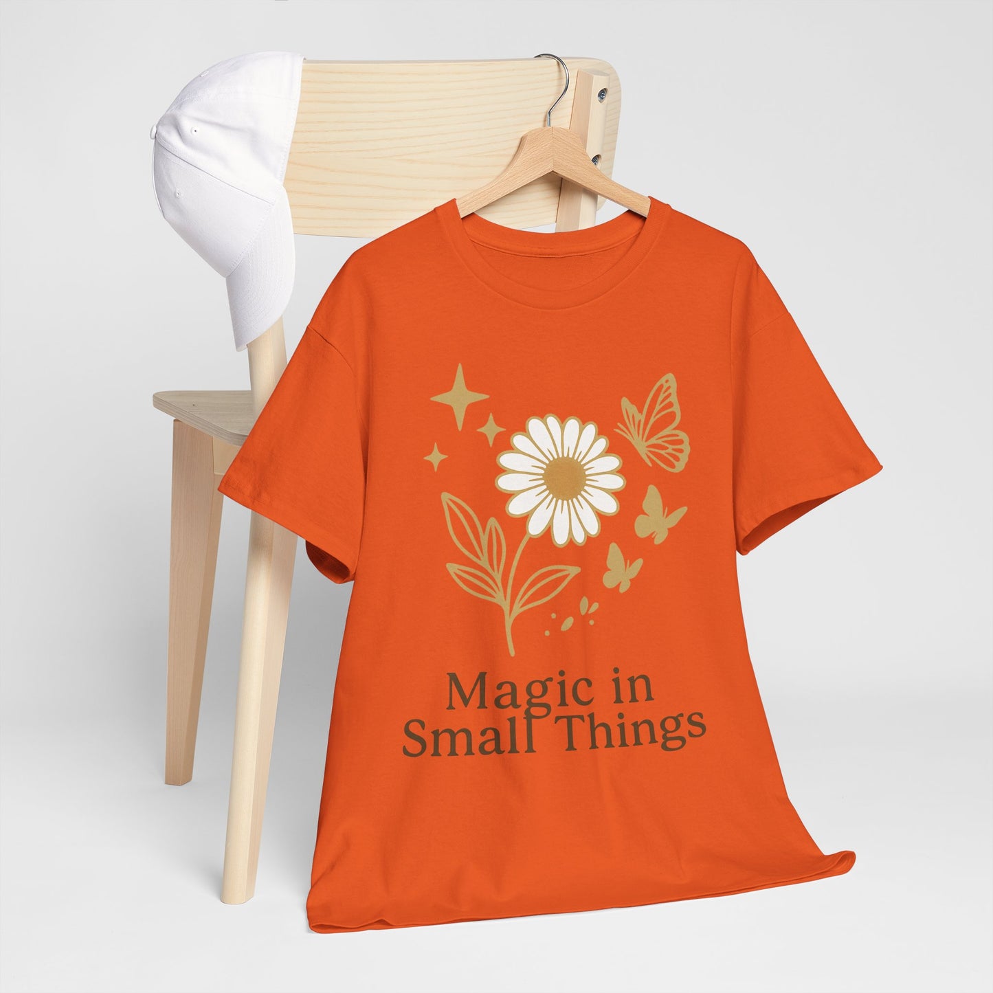 Magic in Small Things” – Gildan 5000 Heavy Cotton T-Shirt mit floralem Design