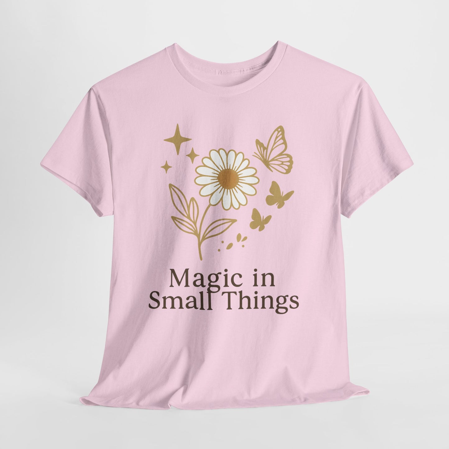 Magic in Small Things” – Gildan 5000 Heavy Cotton T-Shirt mit floralem Design